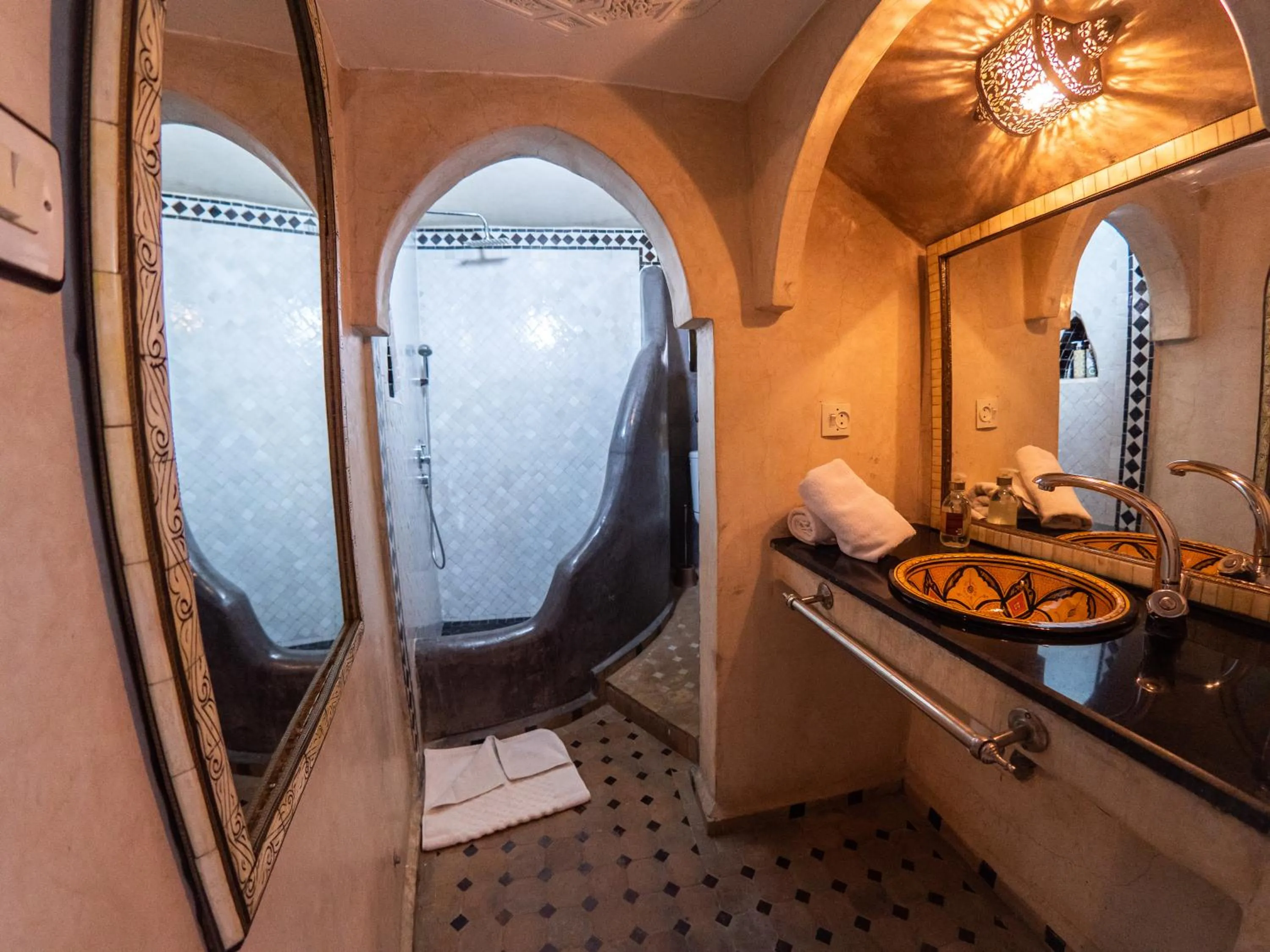 Shower in Riad Mur Akush