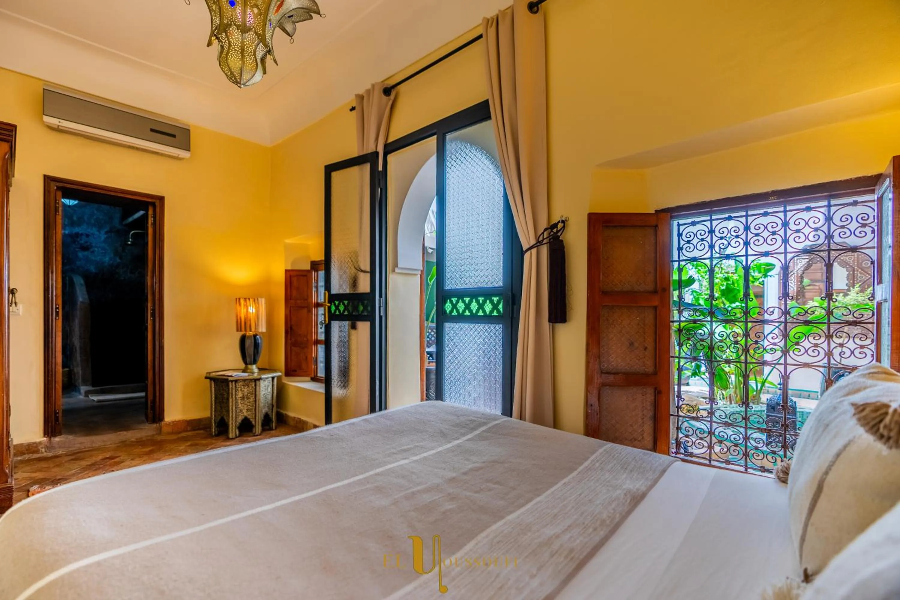 Photo of the whole room, Bed in Riad El Youssoufi