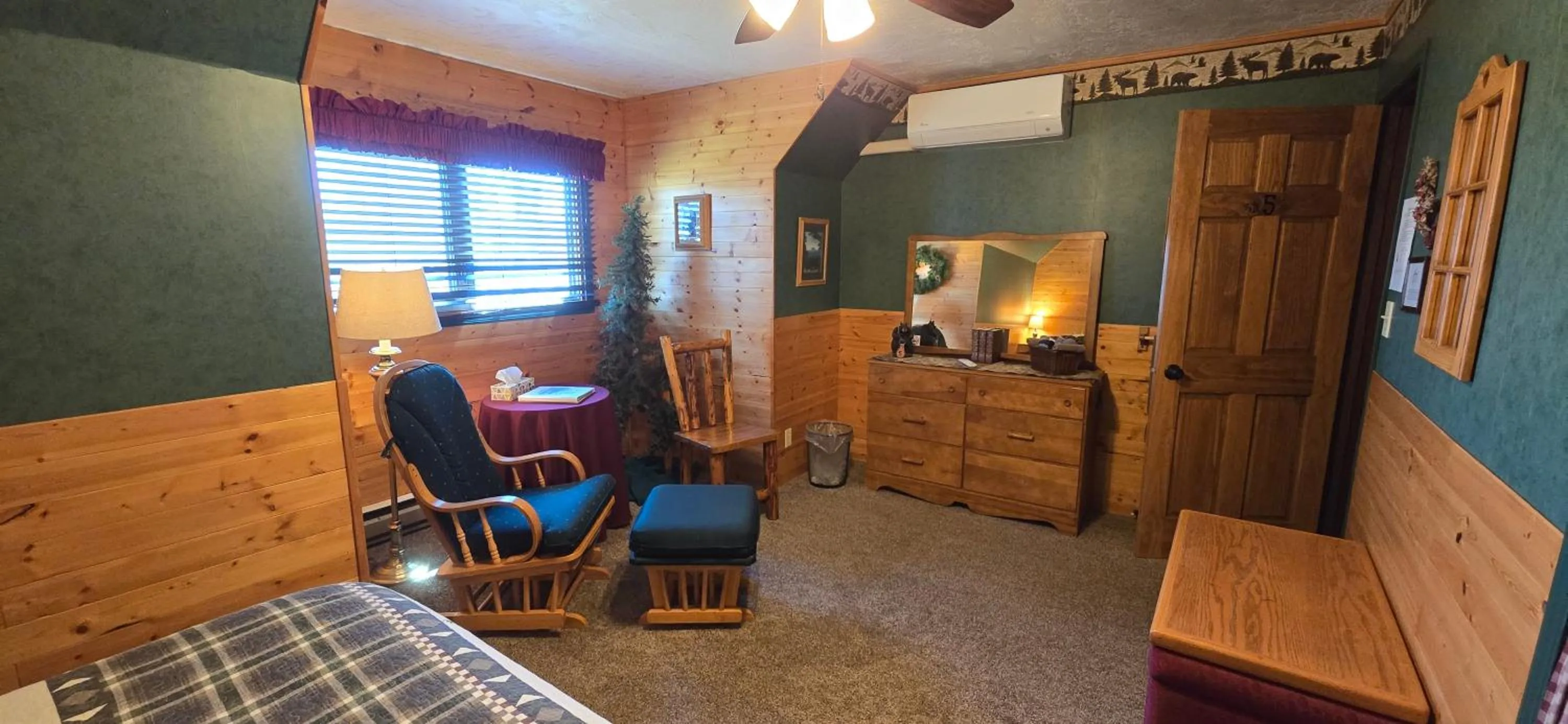 Bed in Rocky Ridge Country Lodge