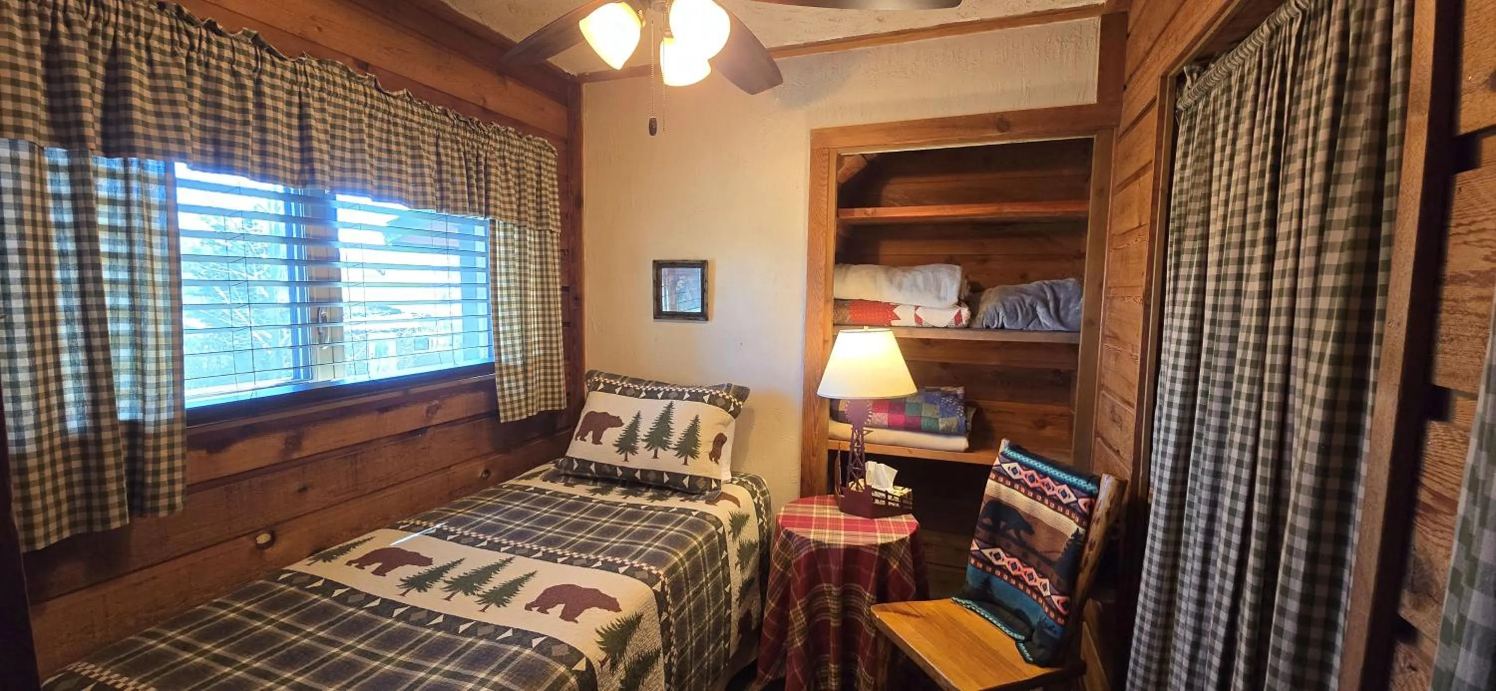 Bed in Rocky Ridge Country Lodge