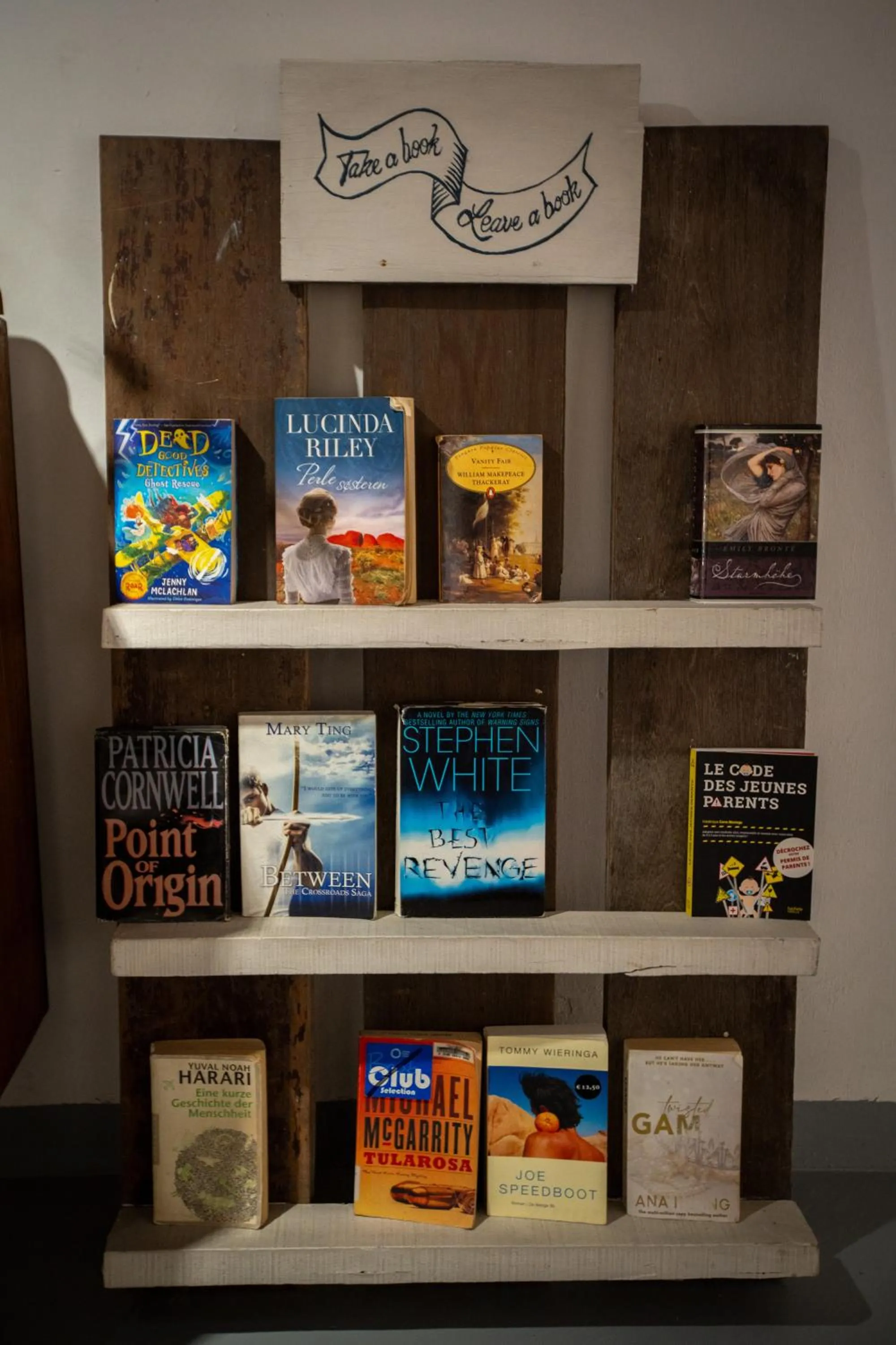 Library in The Brownstone Hostel & Space