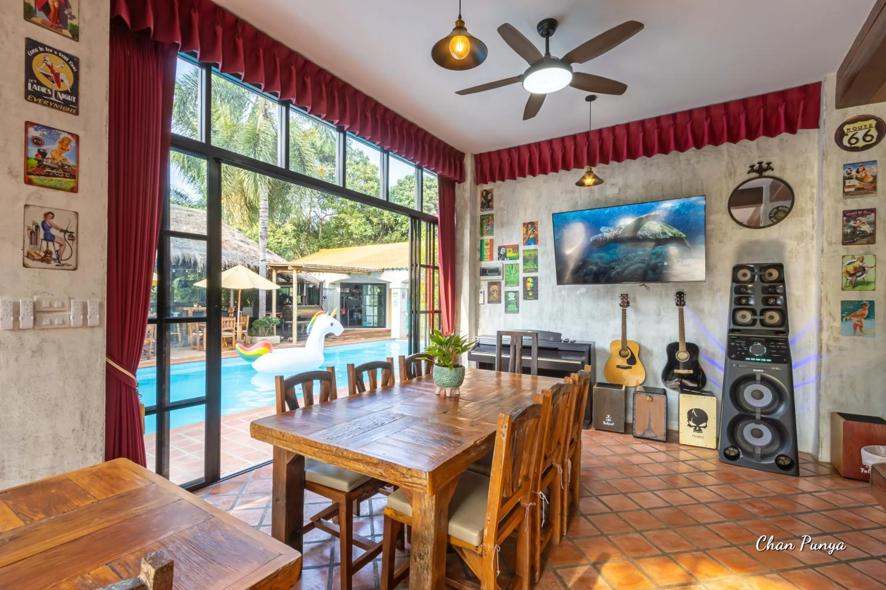 Communal lounge/ TV room in Baanpong Lodge
