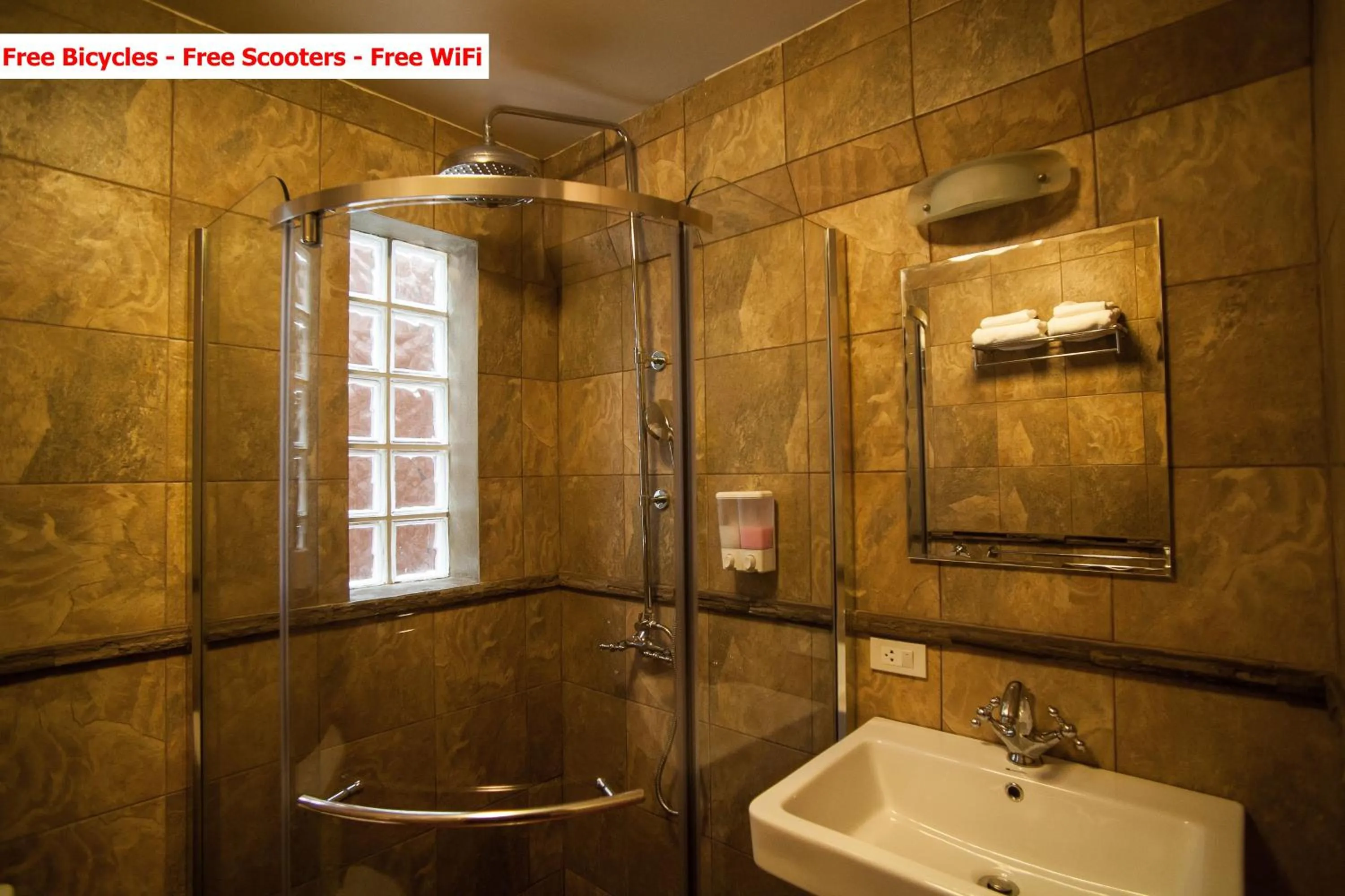 Shower in Baanpong Lodge