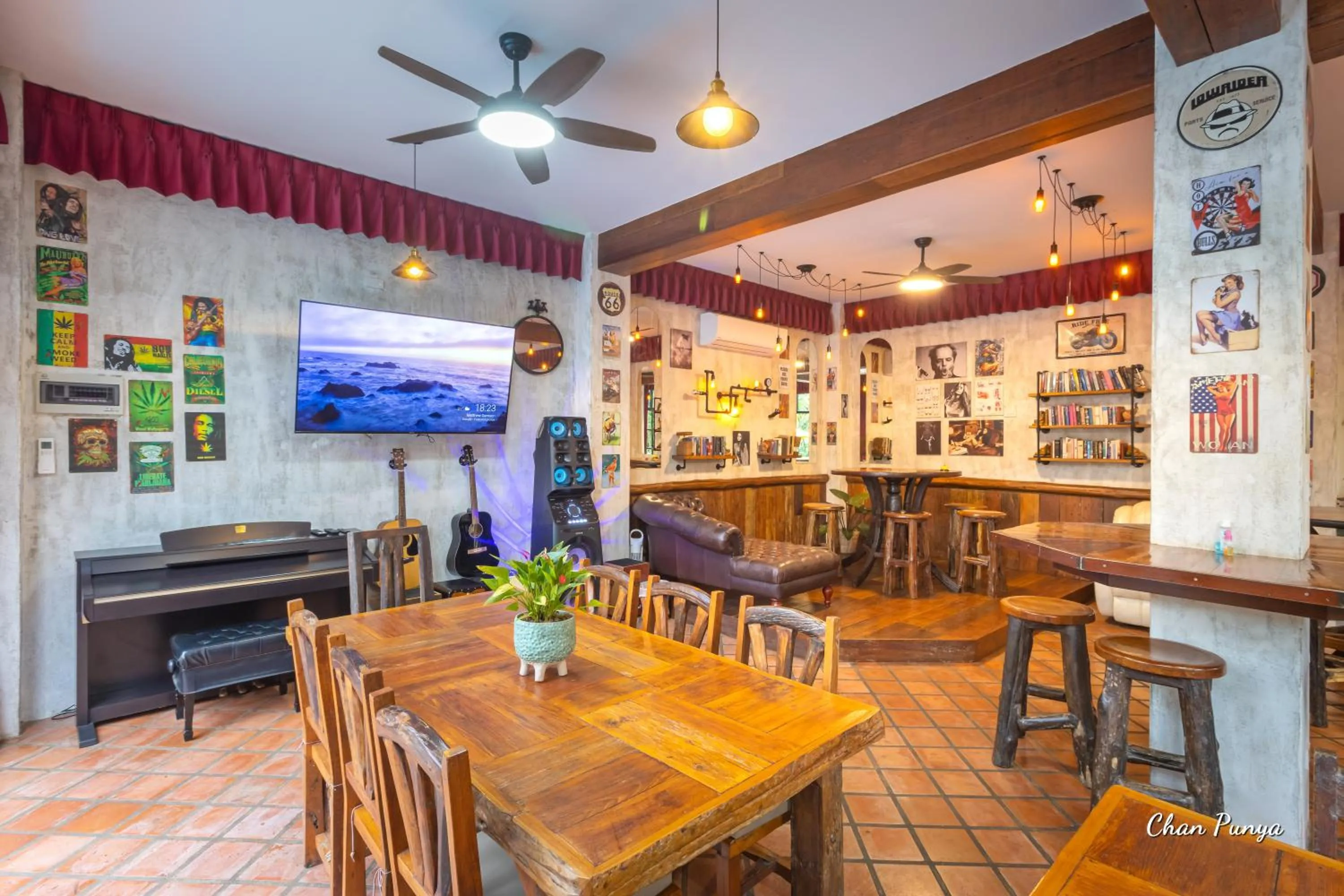 Communal lounge/ TV room in Baanpong Lodge