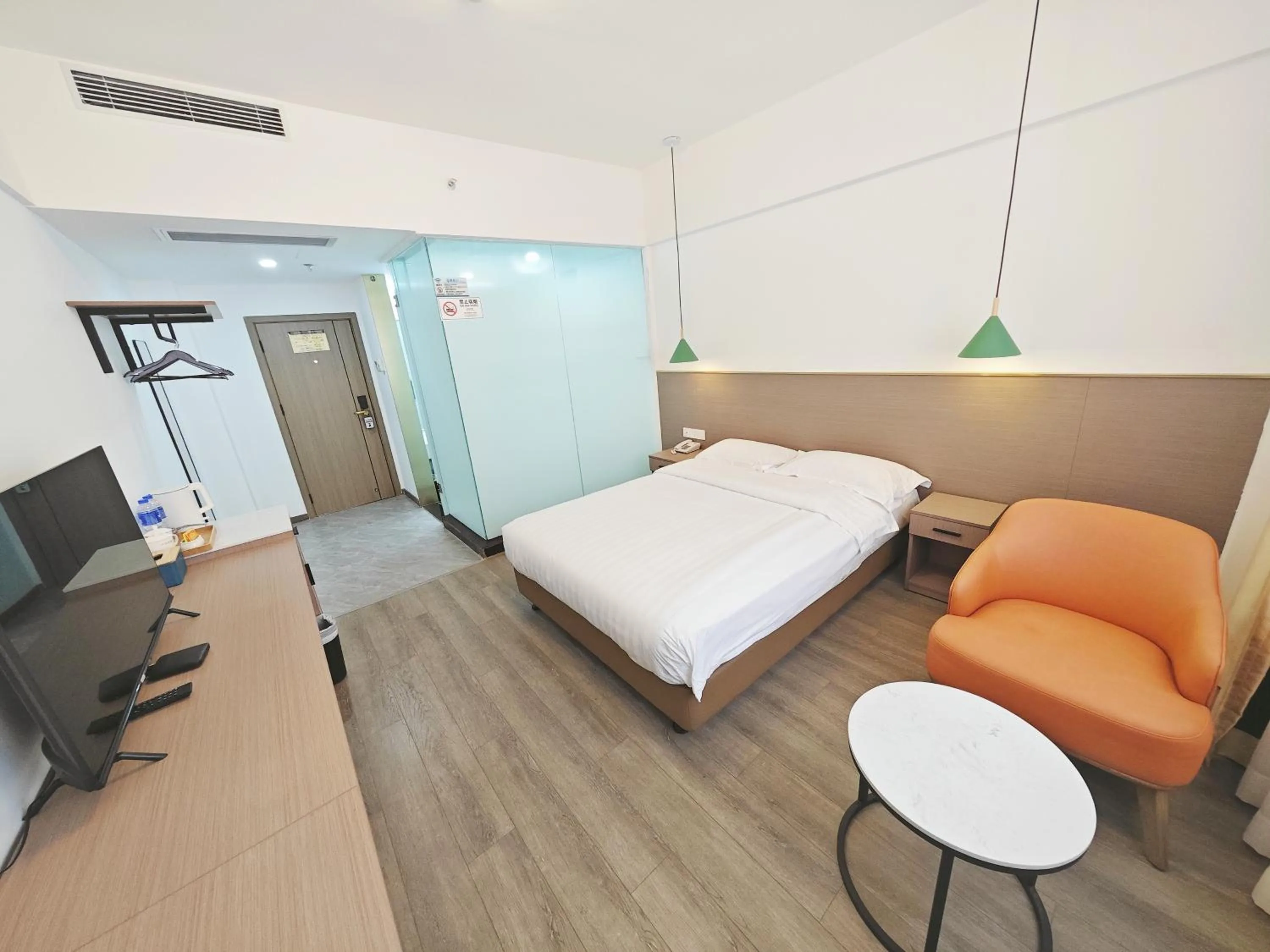 Photo of the whole room, Bed in Shenzhen Xinghua Hotel