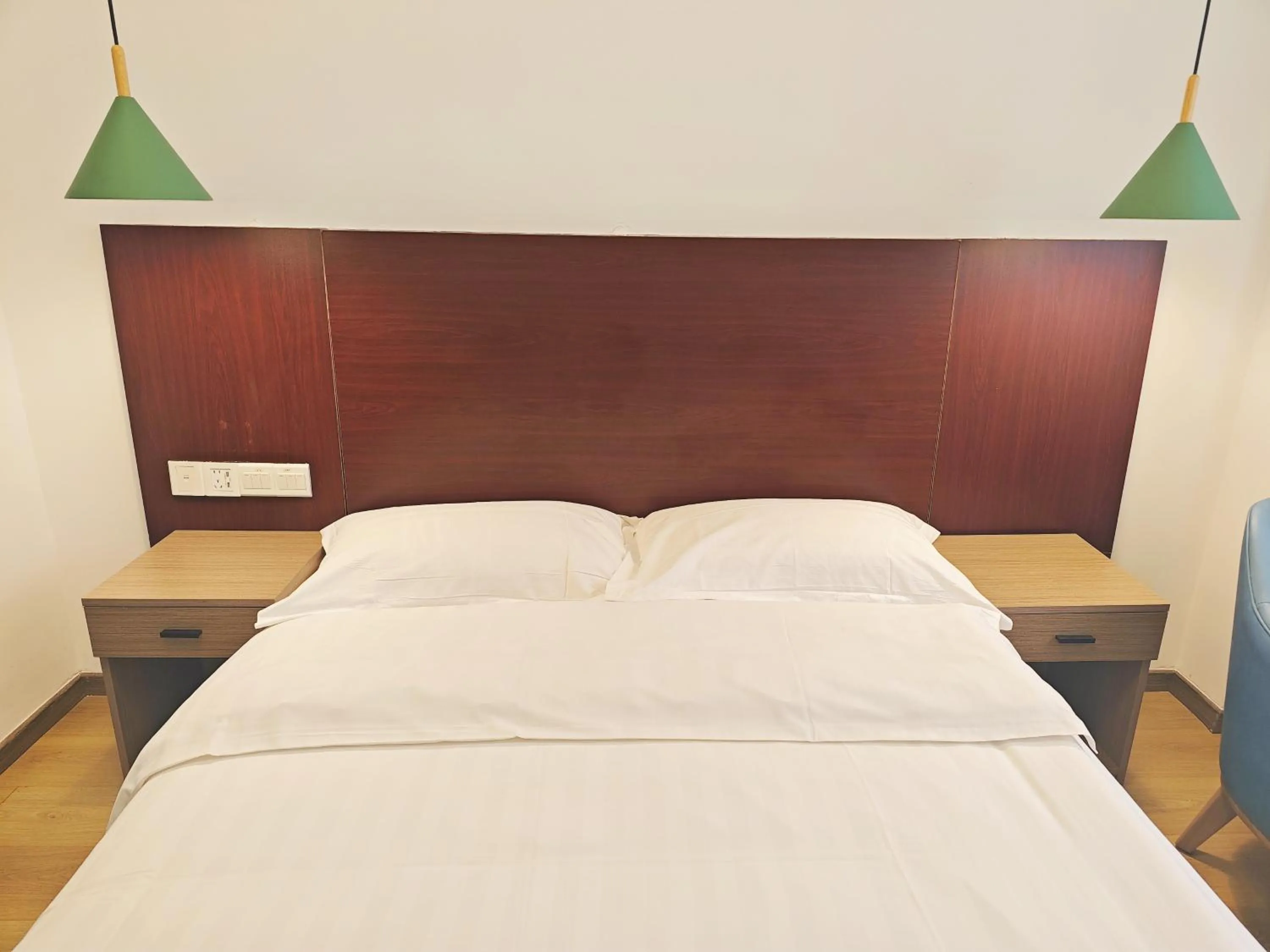 Bed in Shenzhen Xinghua Hotel