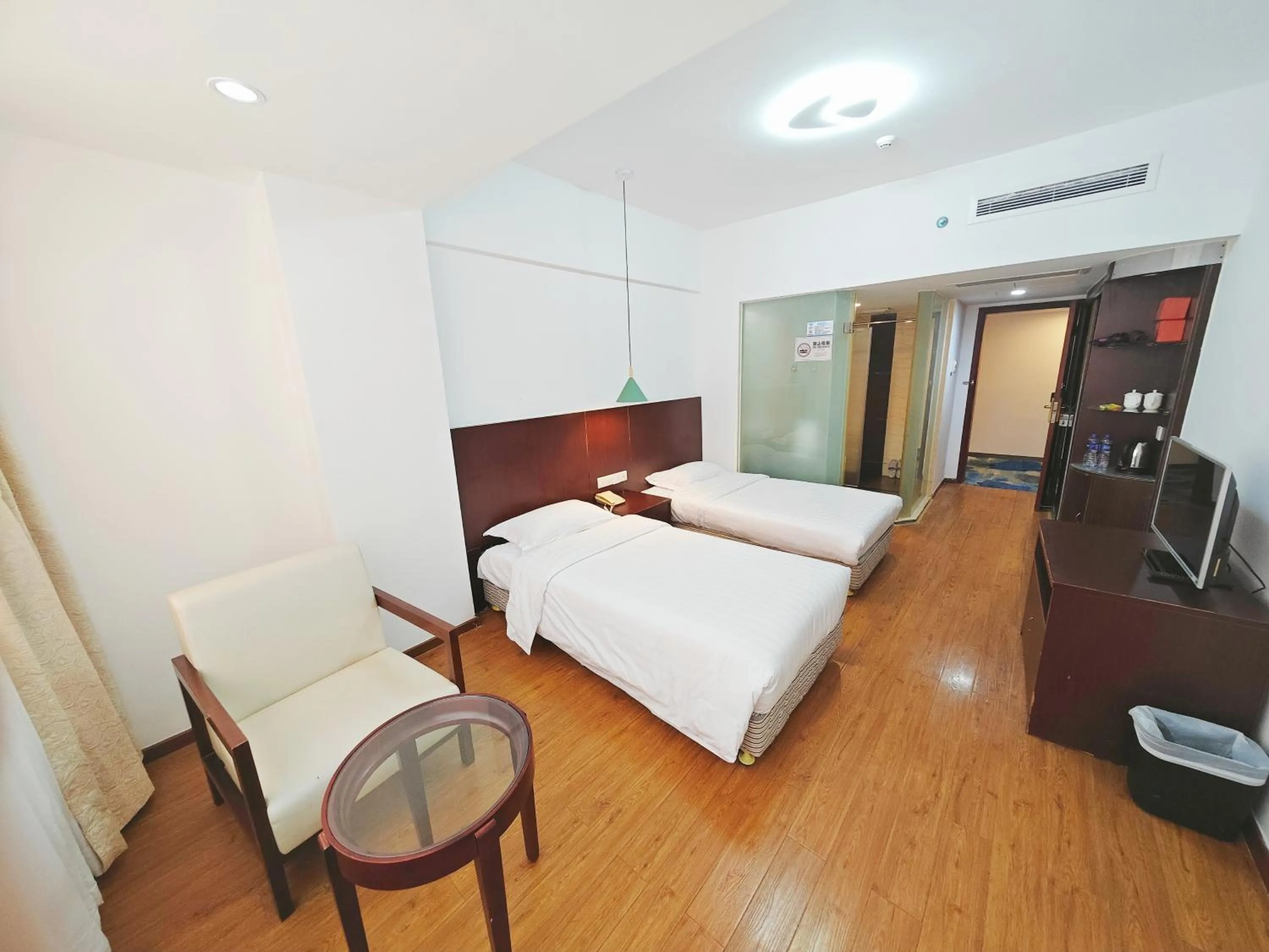 Photo of the whole room, Bed in Shenzhen Xinghua Hotel
