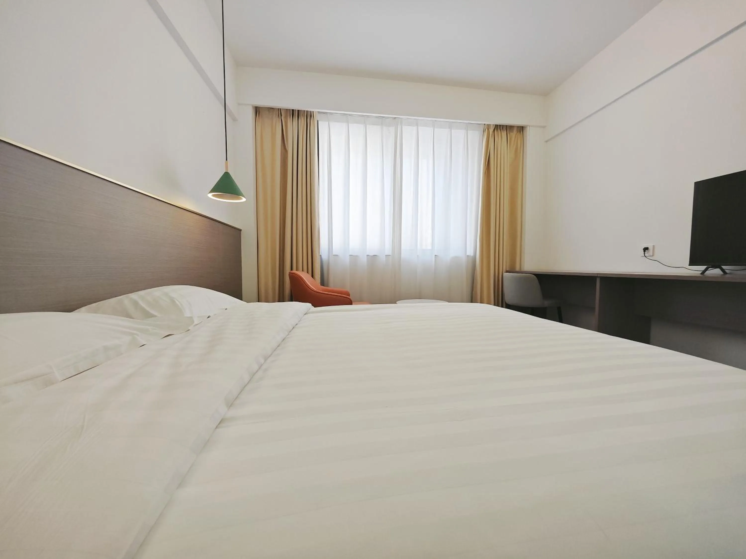 Bed in Shenzhen Xinghua Hotel