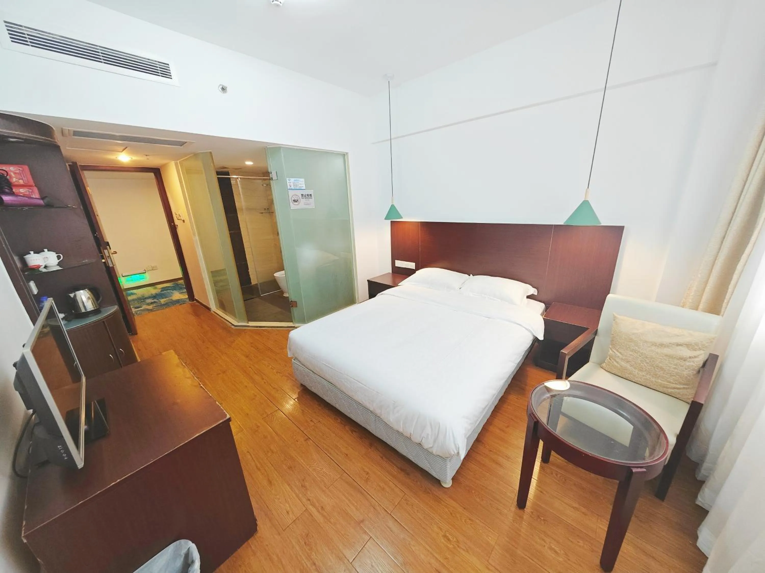 Photo of the whole room, Bed in Shenzhen Xinghua Hotel