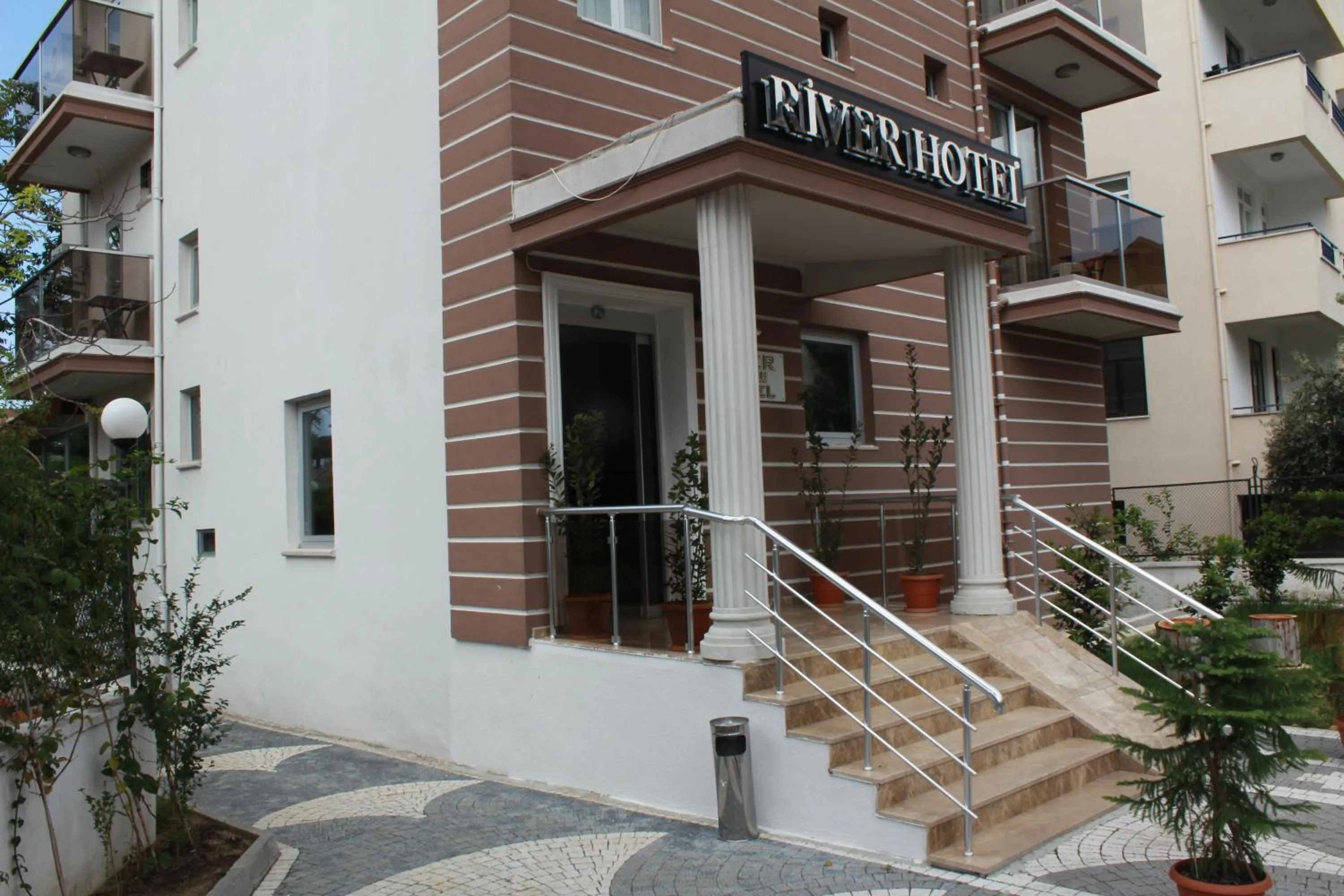 Facade/entrance in River Hotel