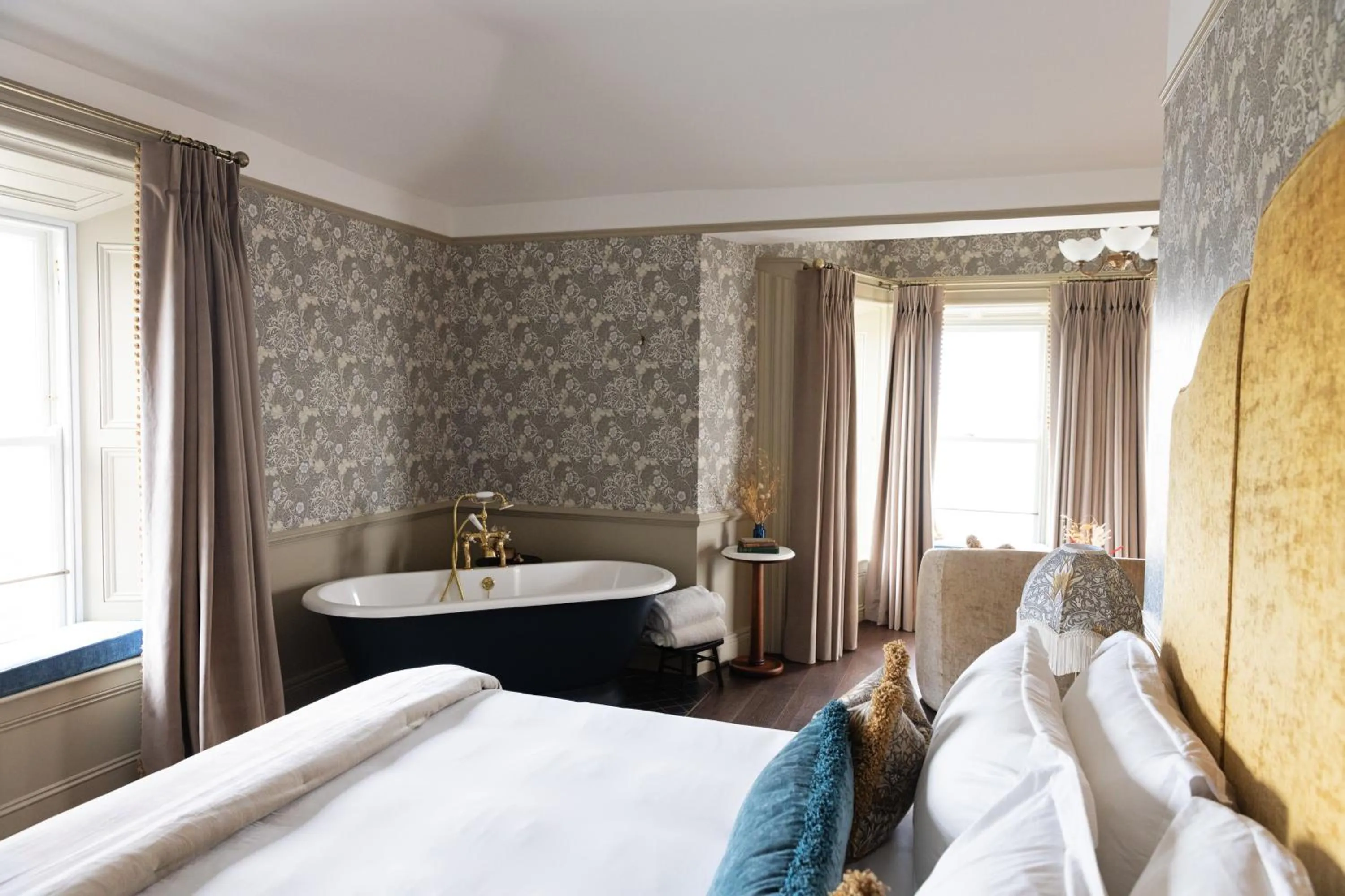 Seating area, Bed in Haddington House Hotel