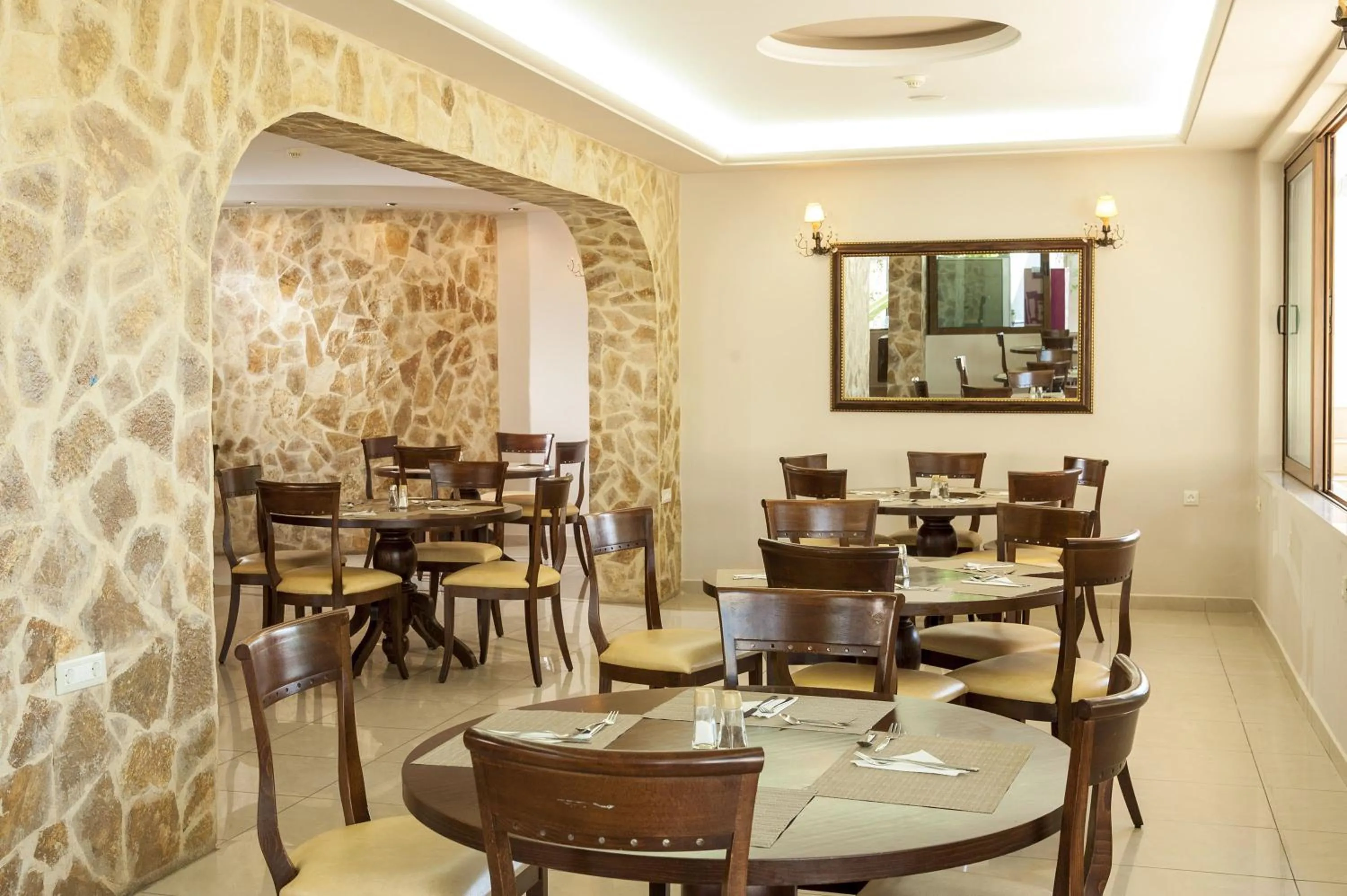 Restaurant/places to eat in Adelais Hotel