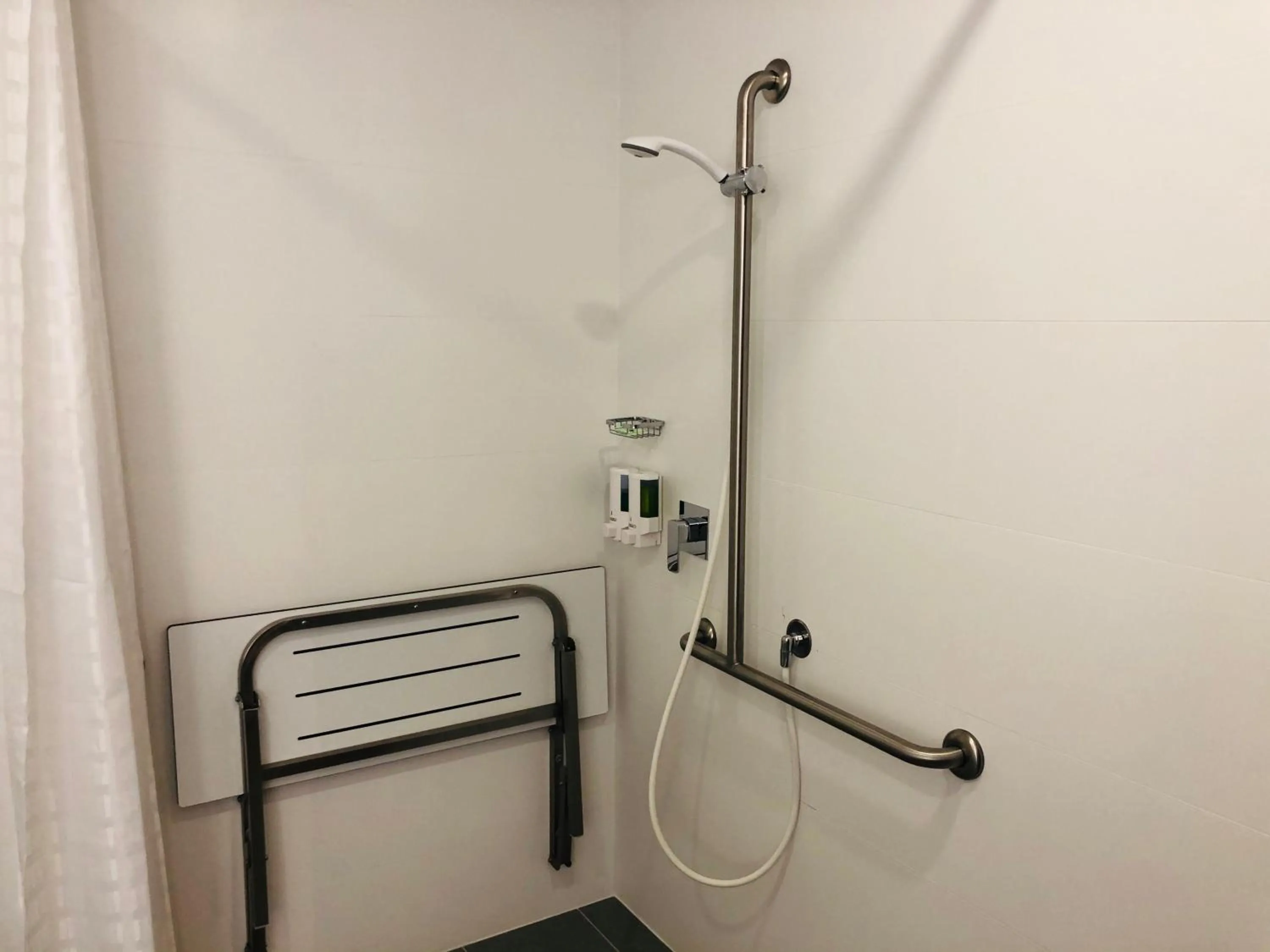 Shower in YEHS Hotel Sydney QVB