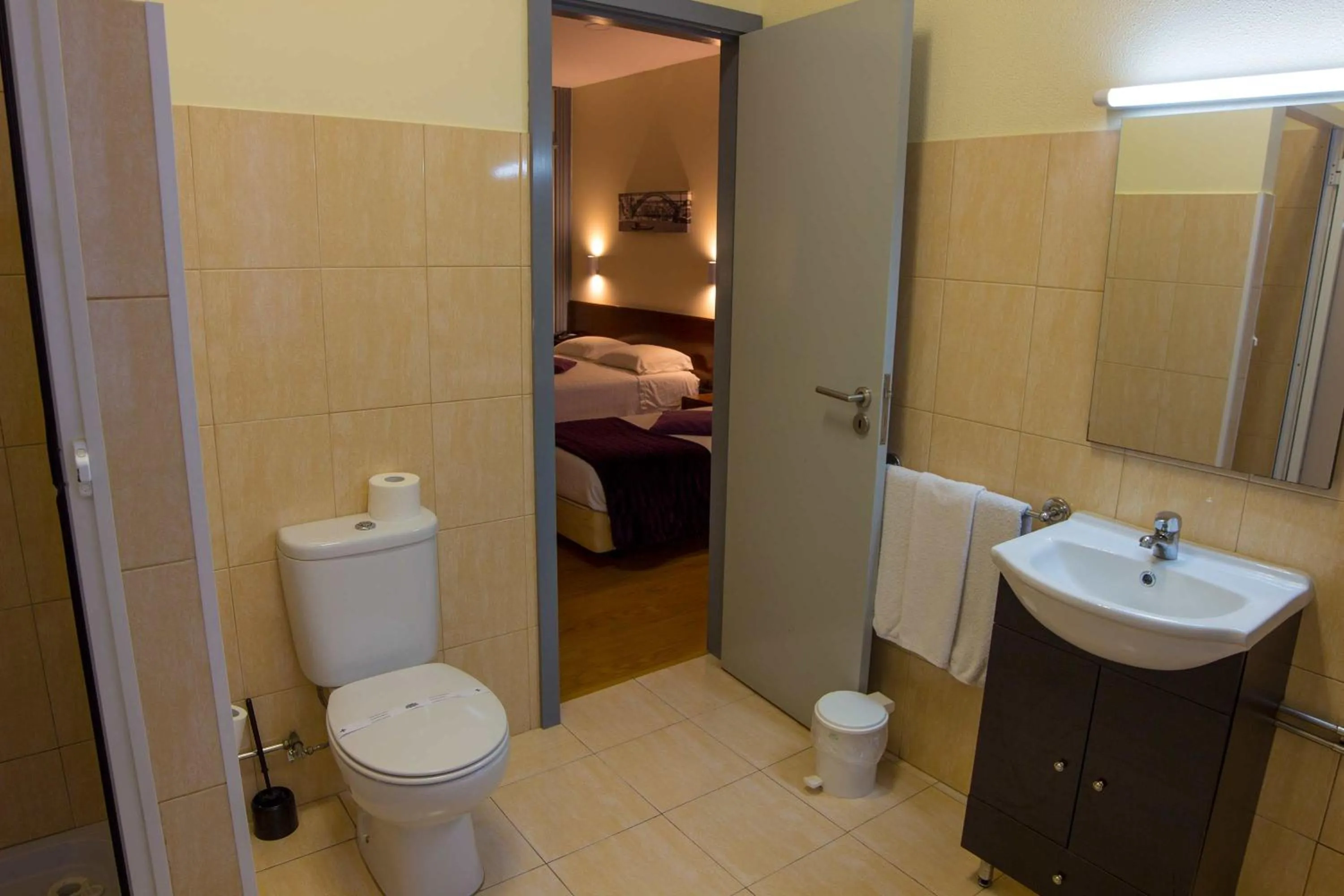 Bathroom, Bed in Hotel Estoril Porto