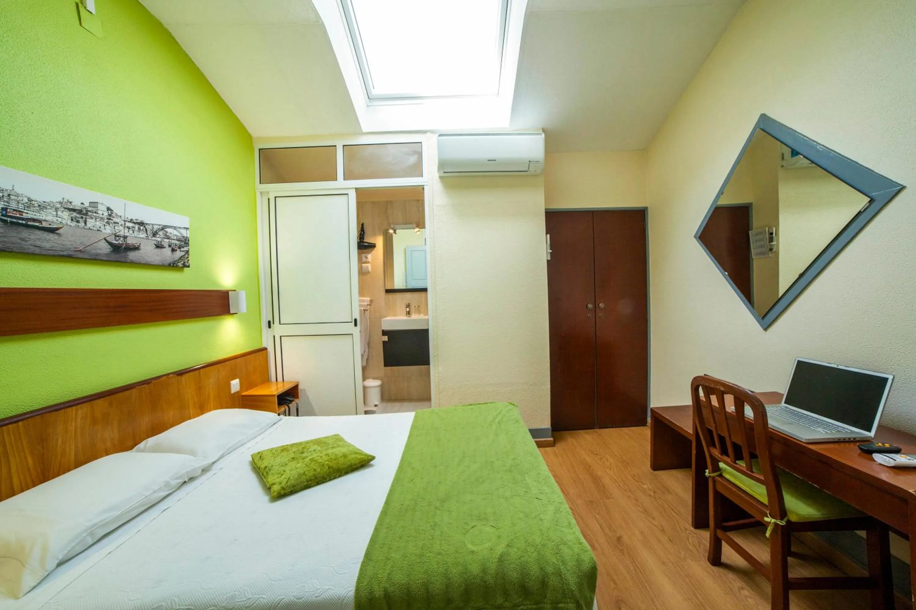 Photo of the whole room, Bed in Hotel Estoril Porto