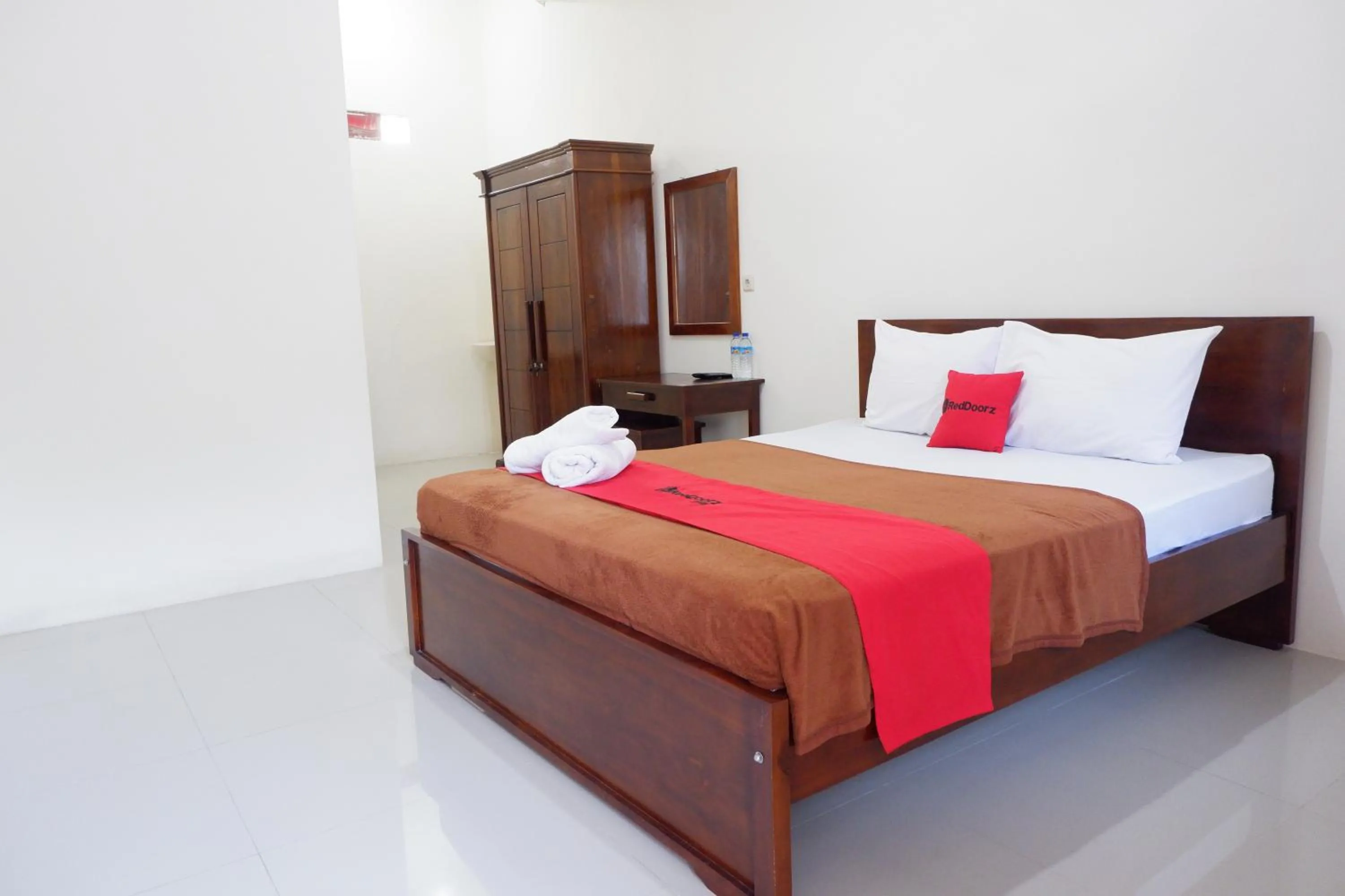 Photo of the whole room, Bed in Reddoorz at Bale Eja Syariah Senggigi