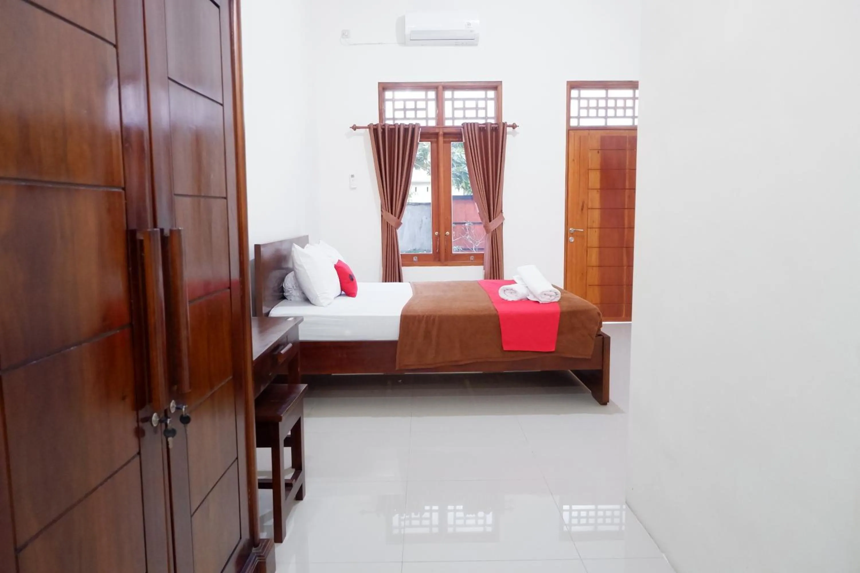 Bed in Reddoorz at Bale Eja Syariah Senggigi