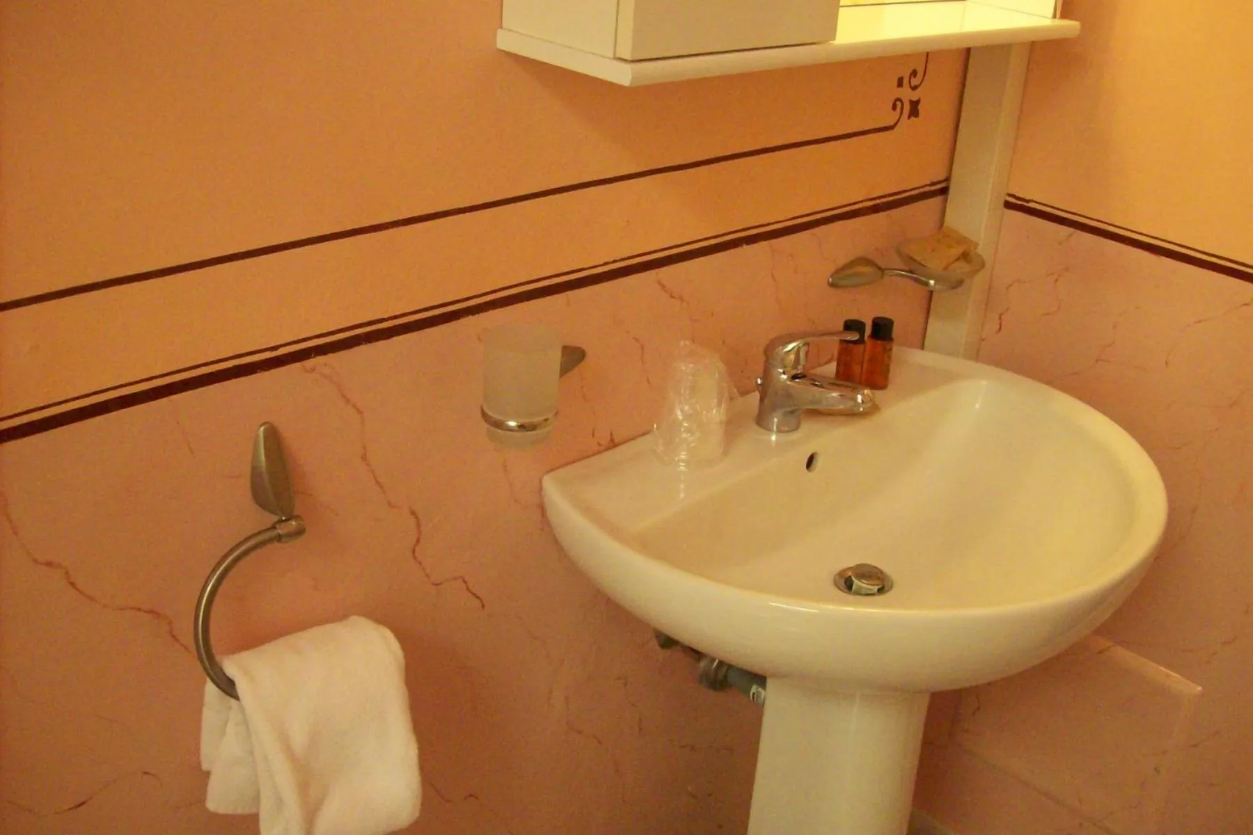 Toilet in B&B Dimora Muzio and Restaurant