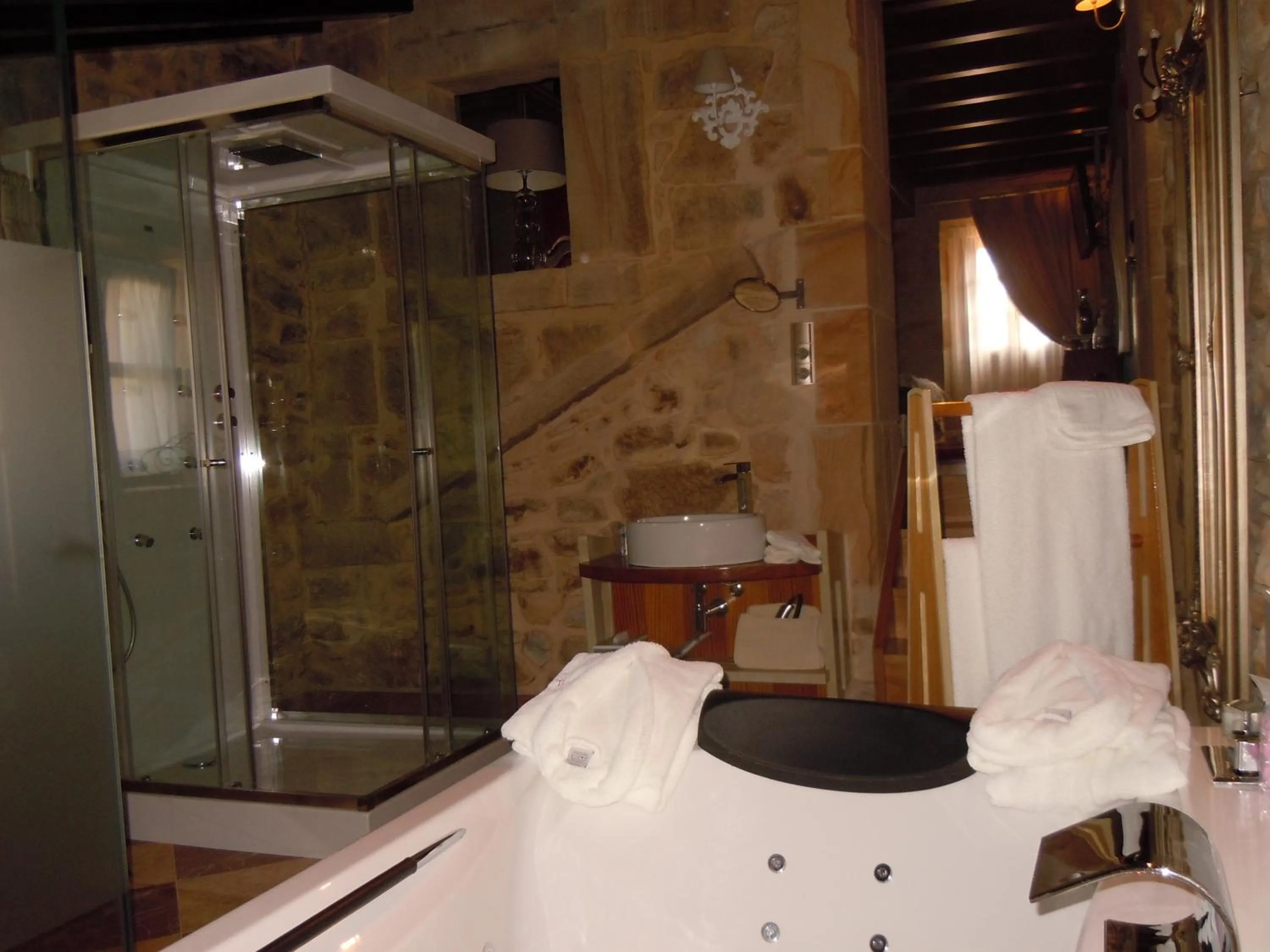 Hot Tub in Posada La Torre de los Isla & Spa