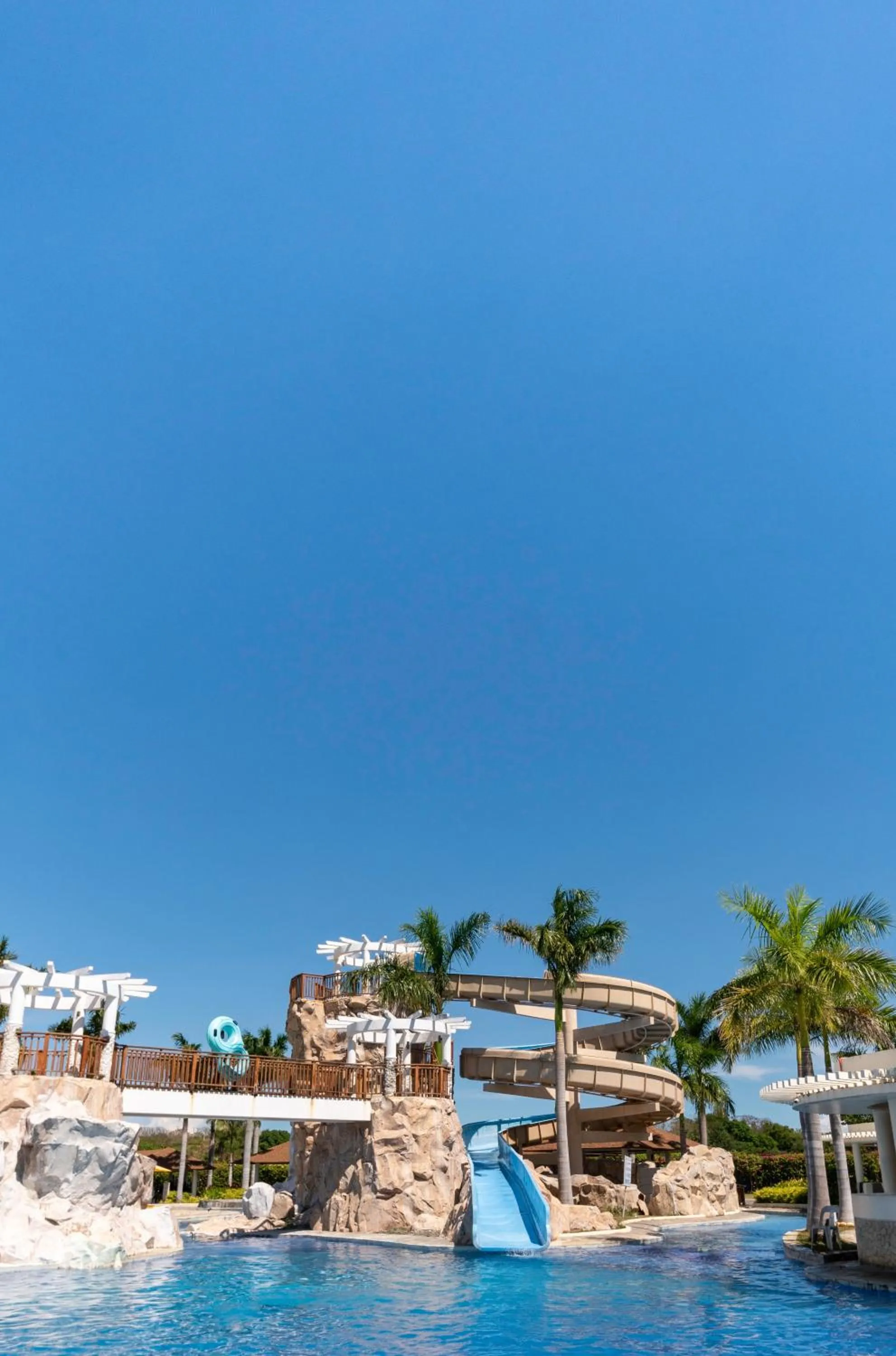 Pool view in Crusoe Cabins Casobe