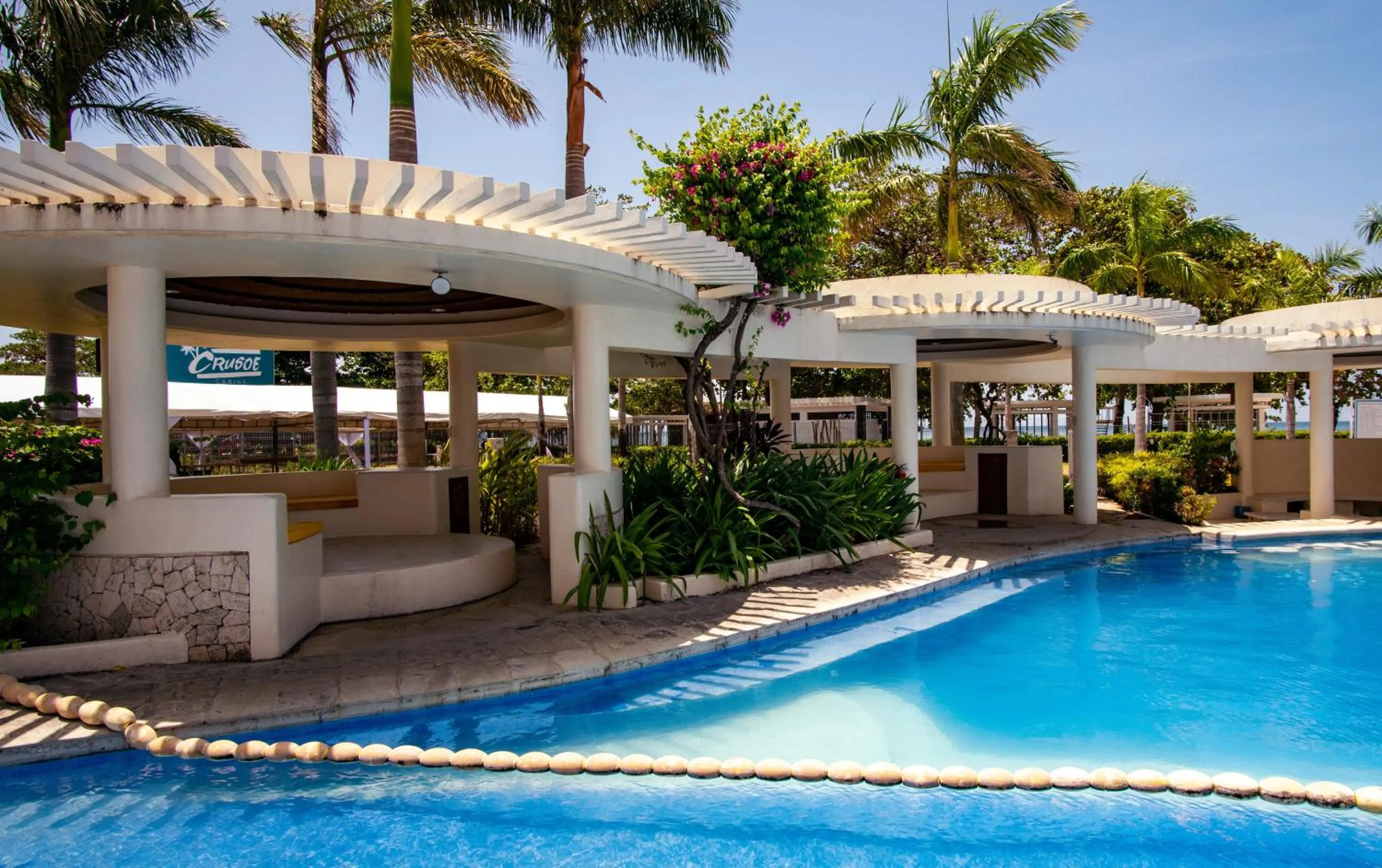 Swimming pool in Crusoe Cabins Casobe