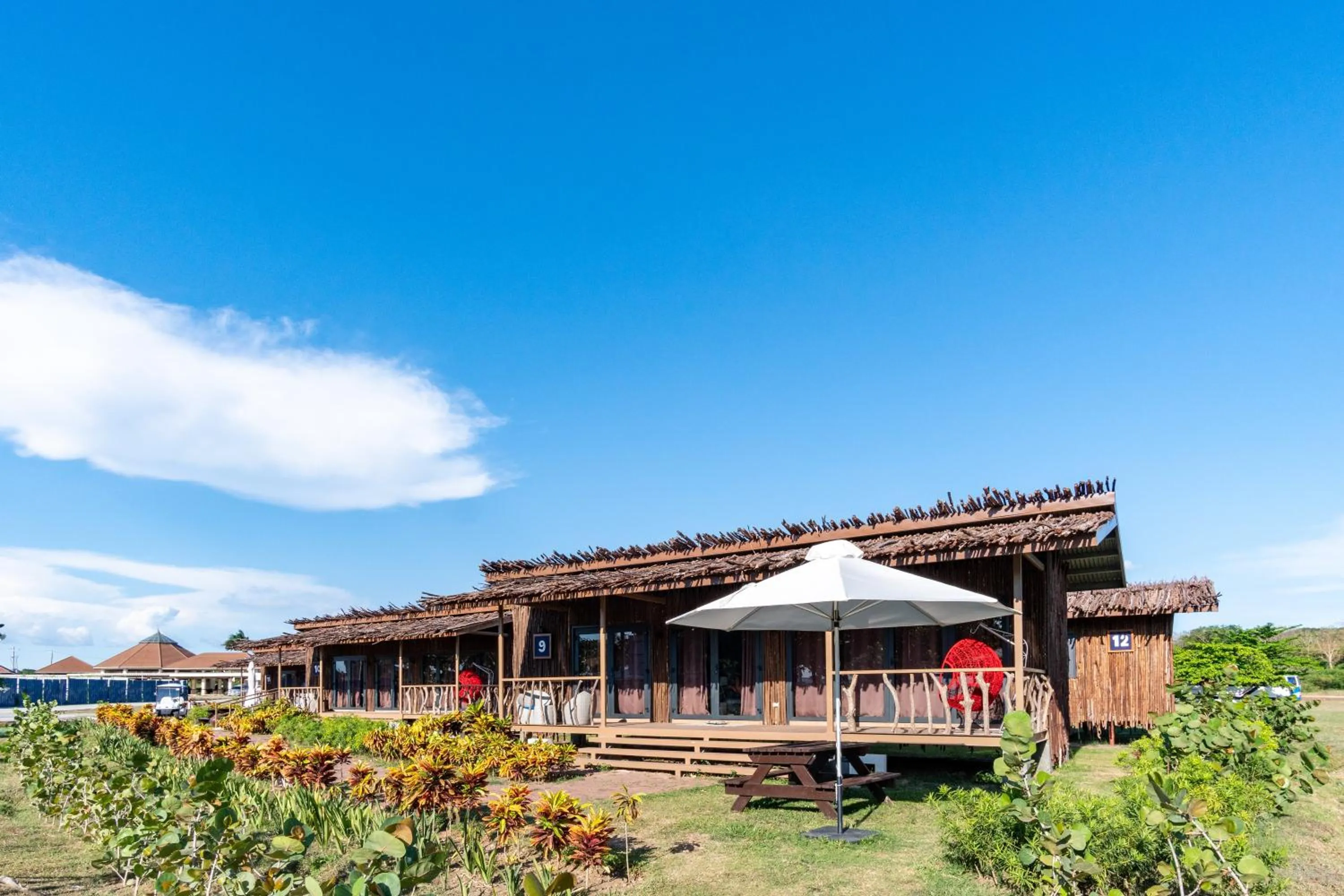 Garden in Crusoe Cabins Casobe