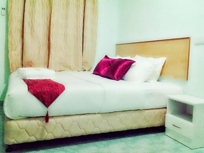 Bed in Rose Inn Motel