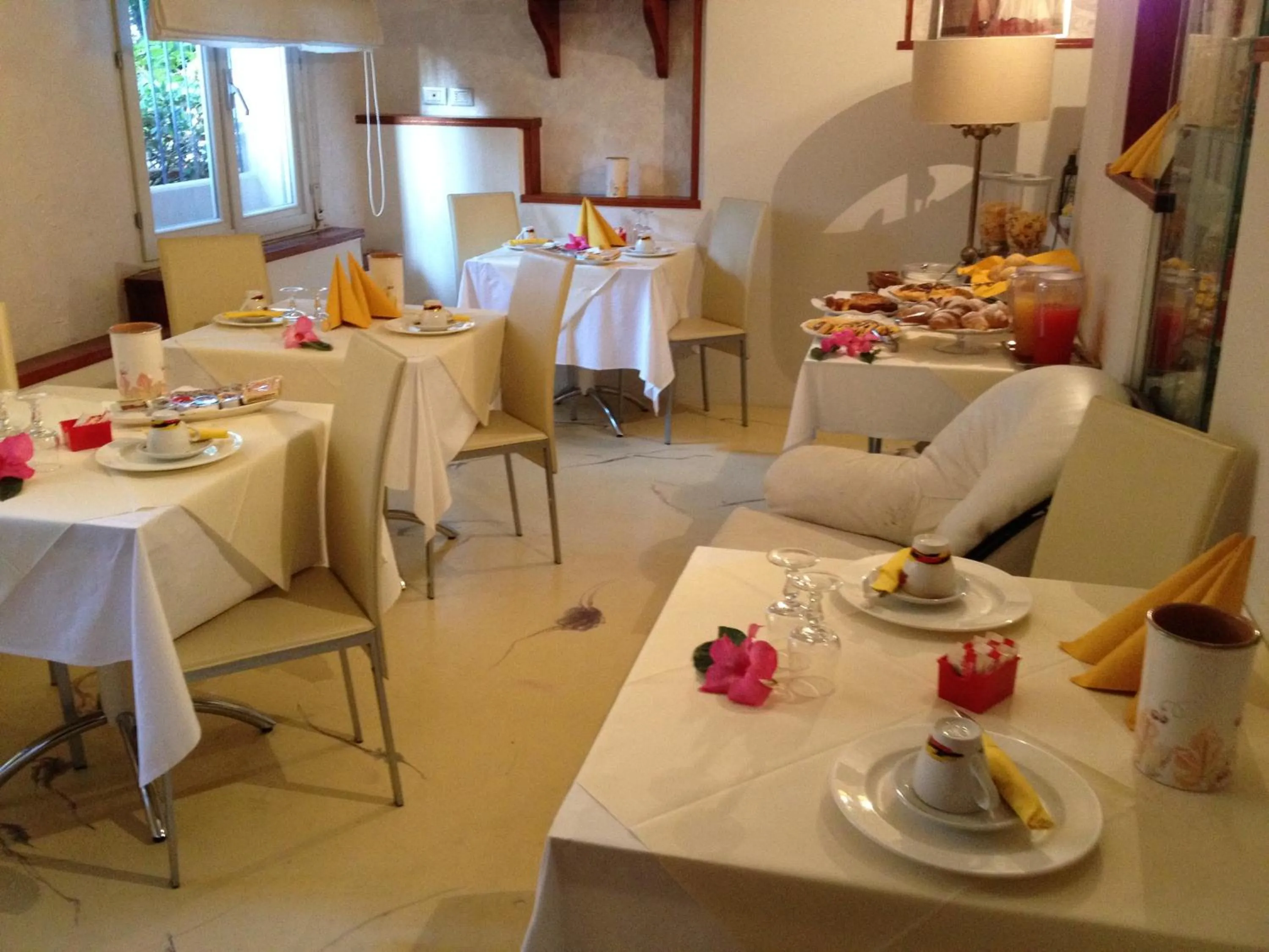 Restaurant/places to eat in Hotel Derby