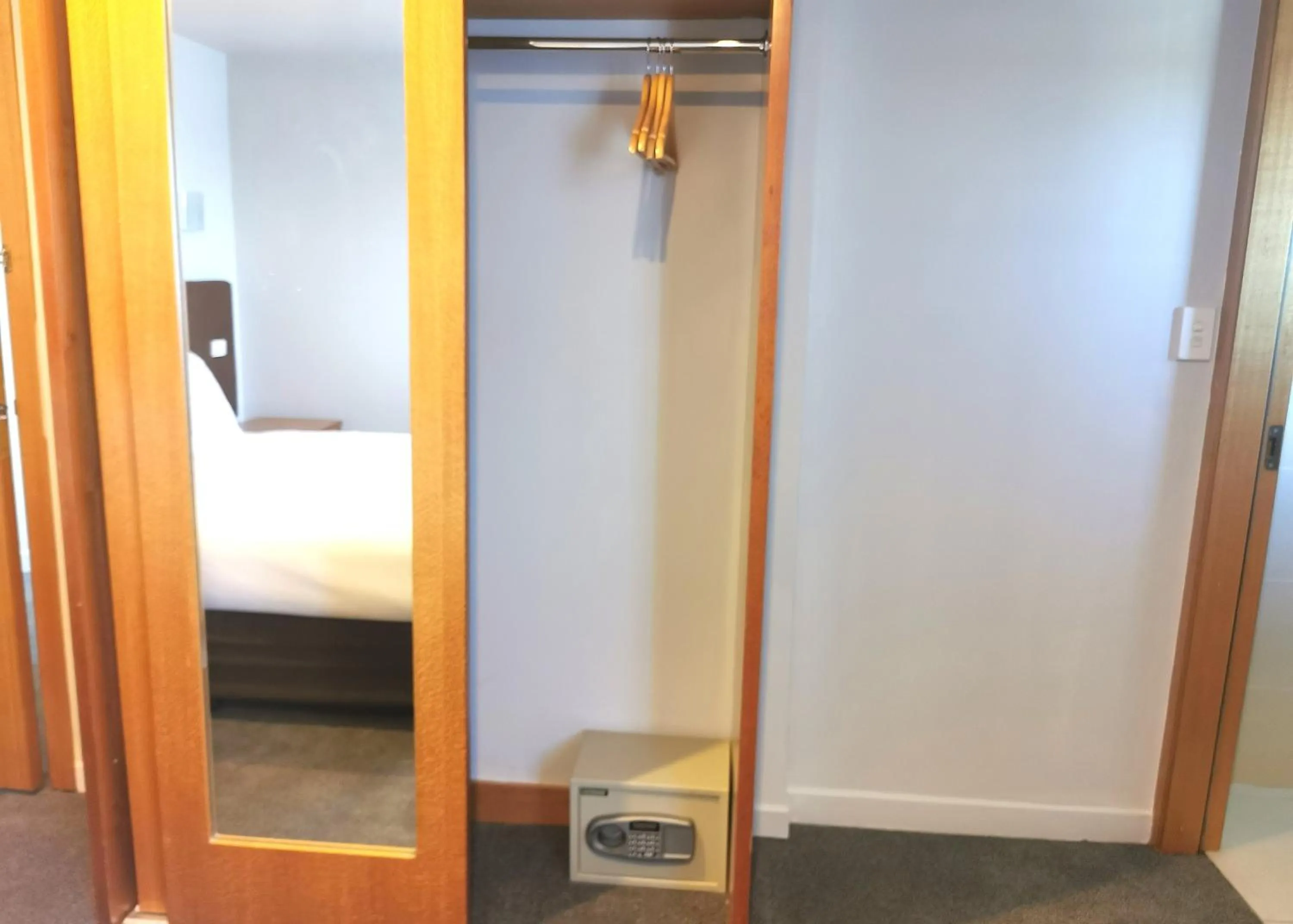 wardrobe, Bed in Boulevard Hotel