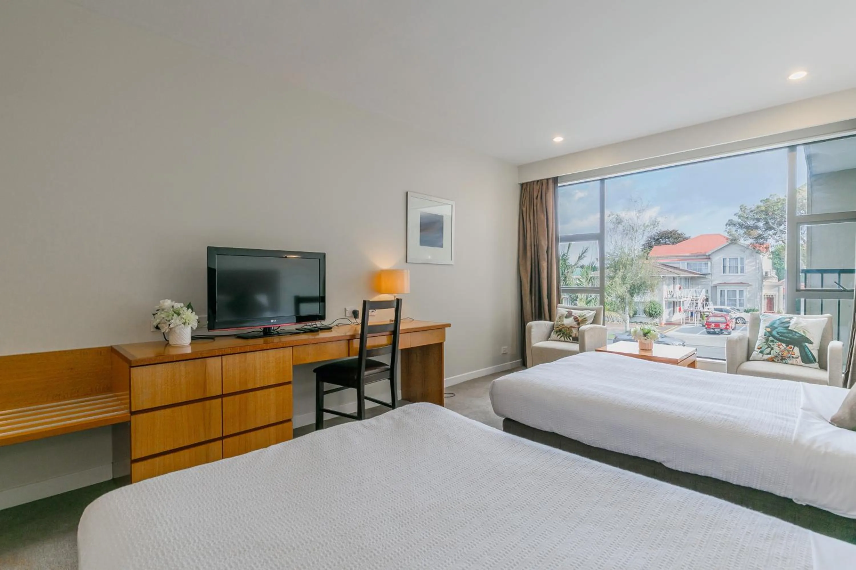 Communal lounge/ TV room, Bed in Boulevard Hotel