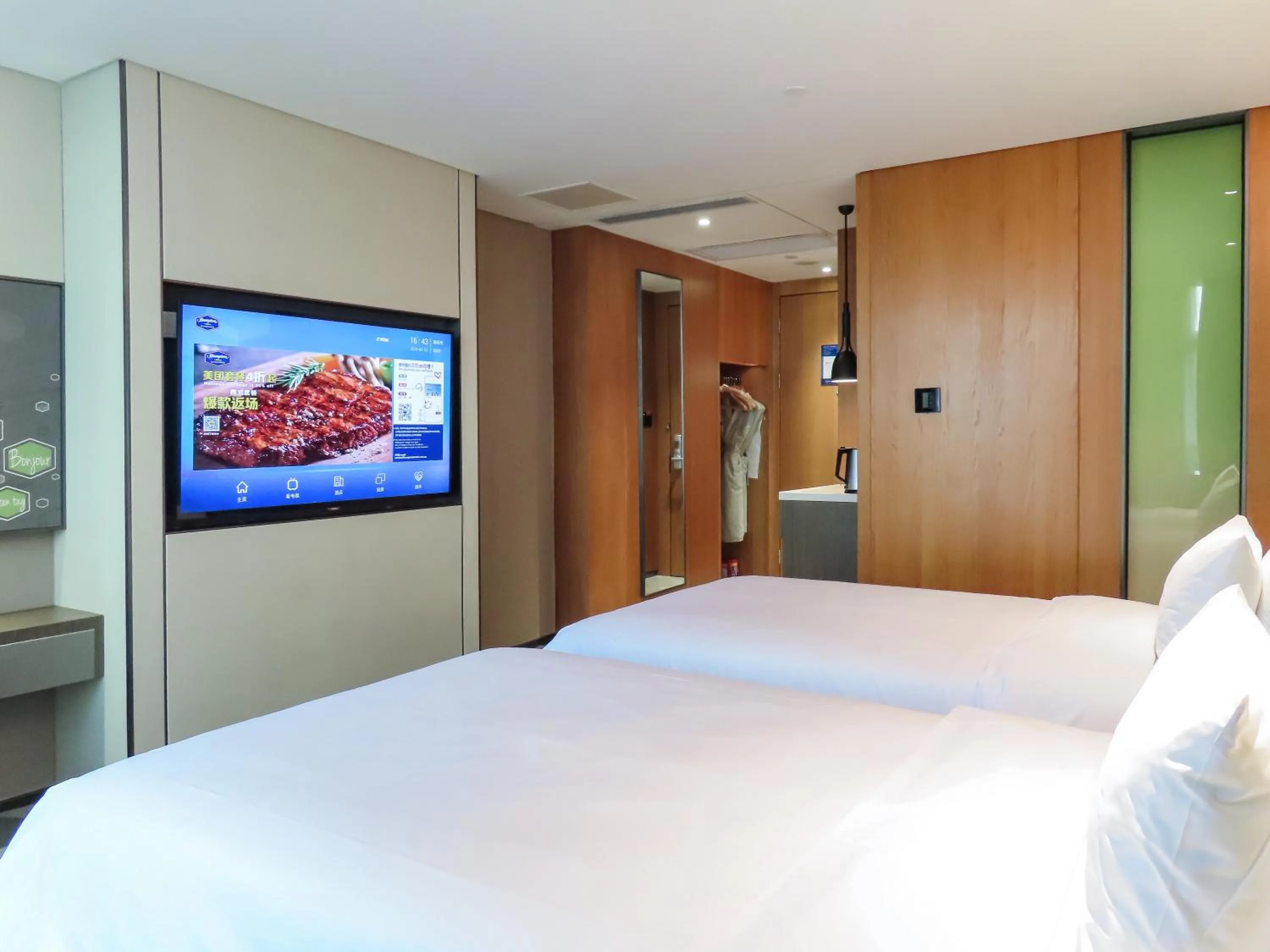 Bed in Hampton by Hilton Guangzhou Tianhe Sports Center