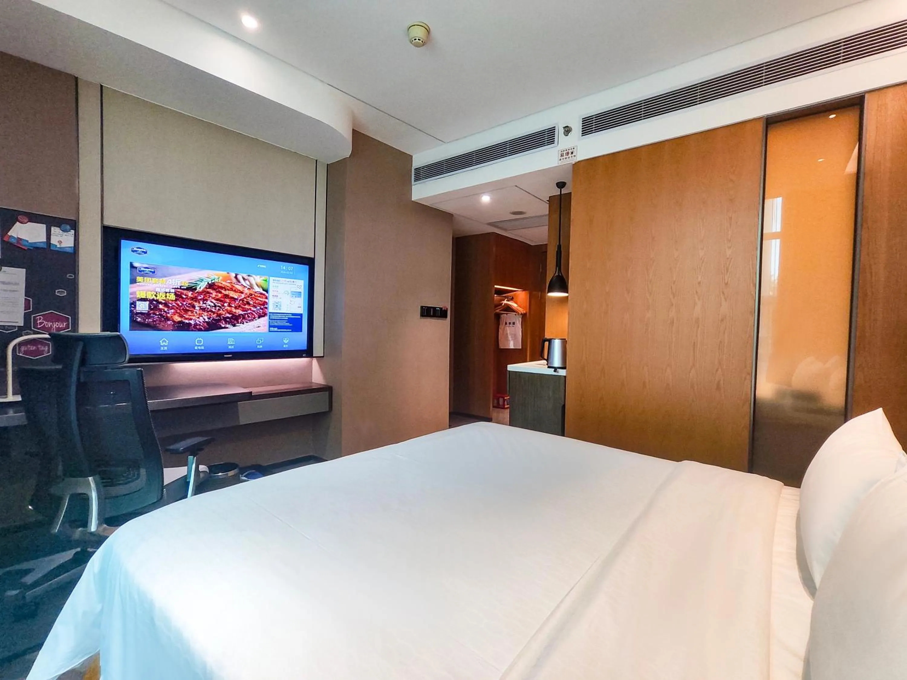 Bed in Hampton by Hilton Guangzhou Tianhe Sports Center