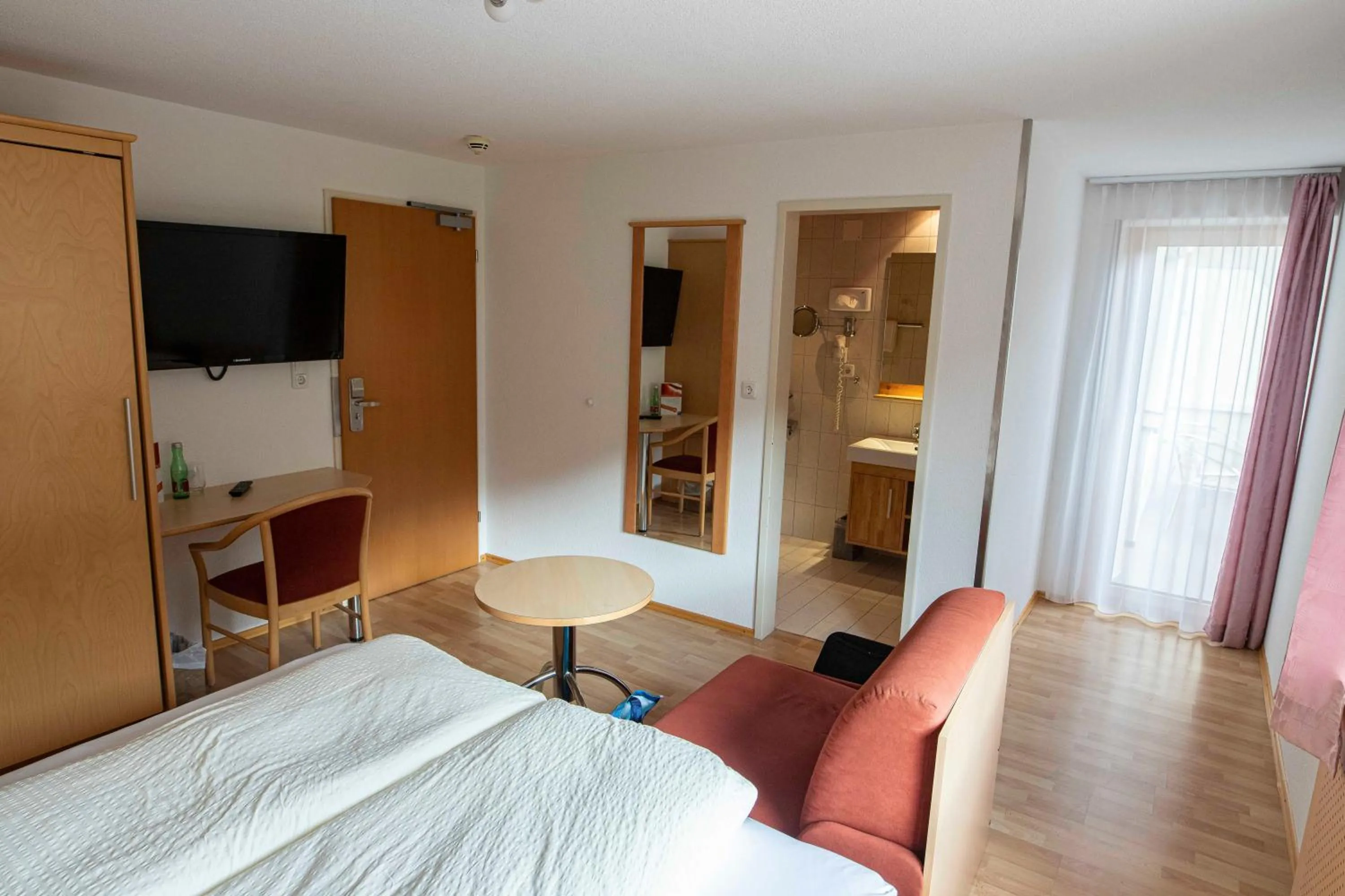 Bathroom, Bed in Hotel Lucia - 3 Sterne Superior