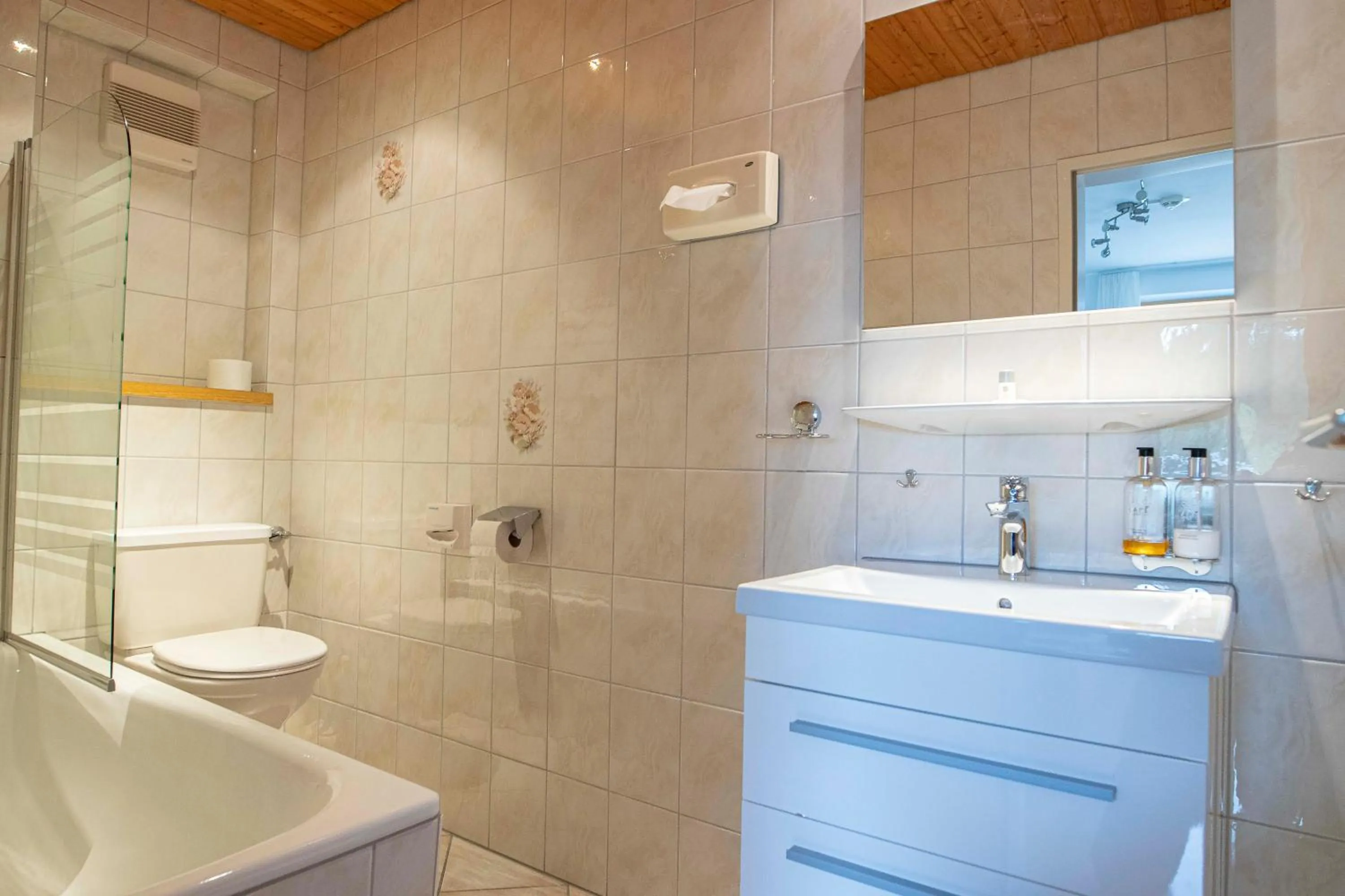 Toilet in Hotel Lucia - 3 Sterne Superior