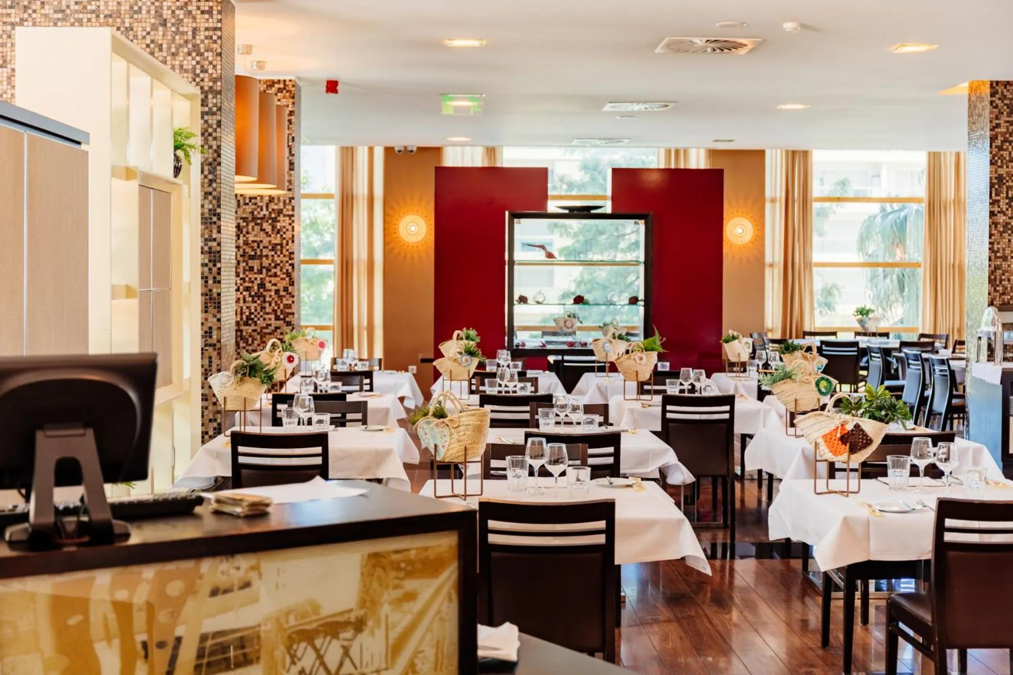 Restaurant/places to eat in Axis Porto Business & Spa Hotel