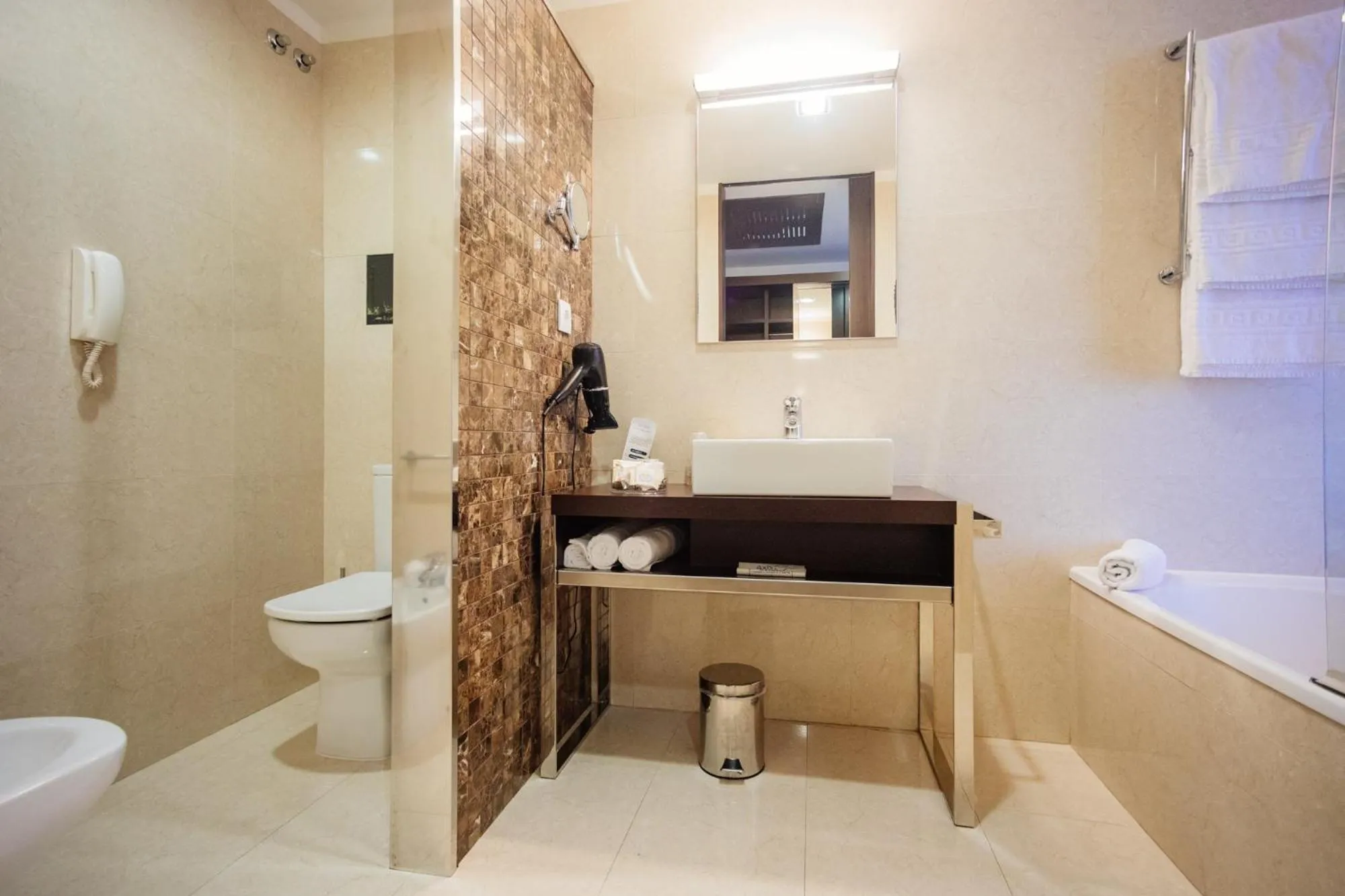 Toilet in Axis Porto Business & Spa Hotel