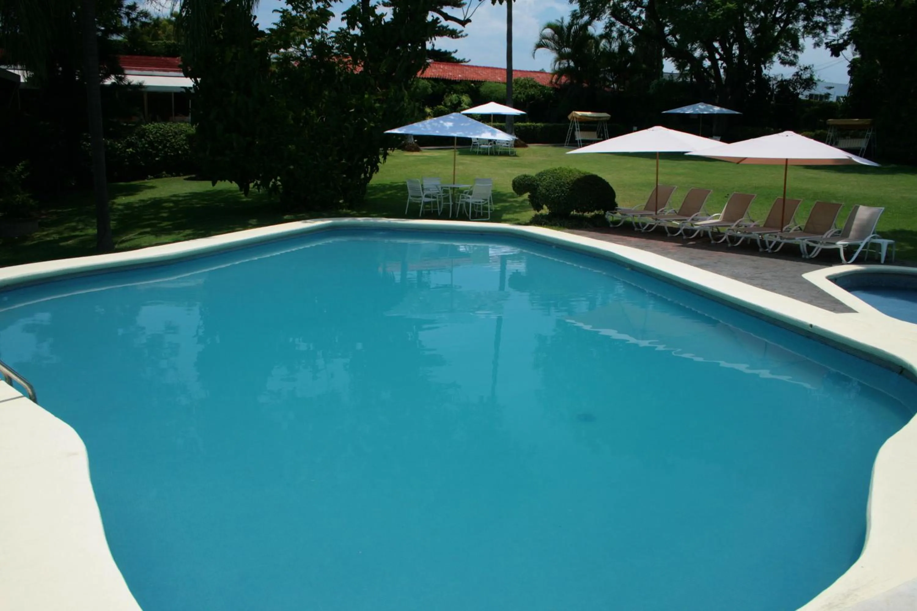 Swimming pool in Hotel Posada Quinta Las Flores