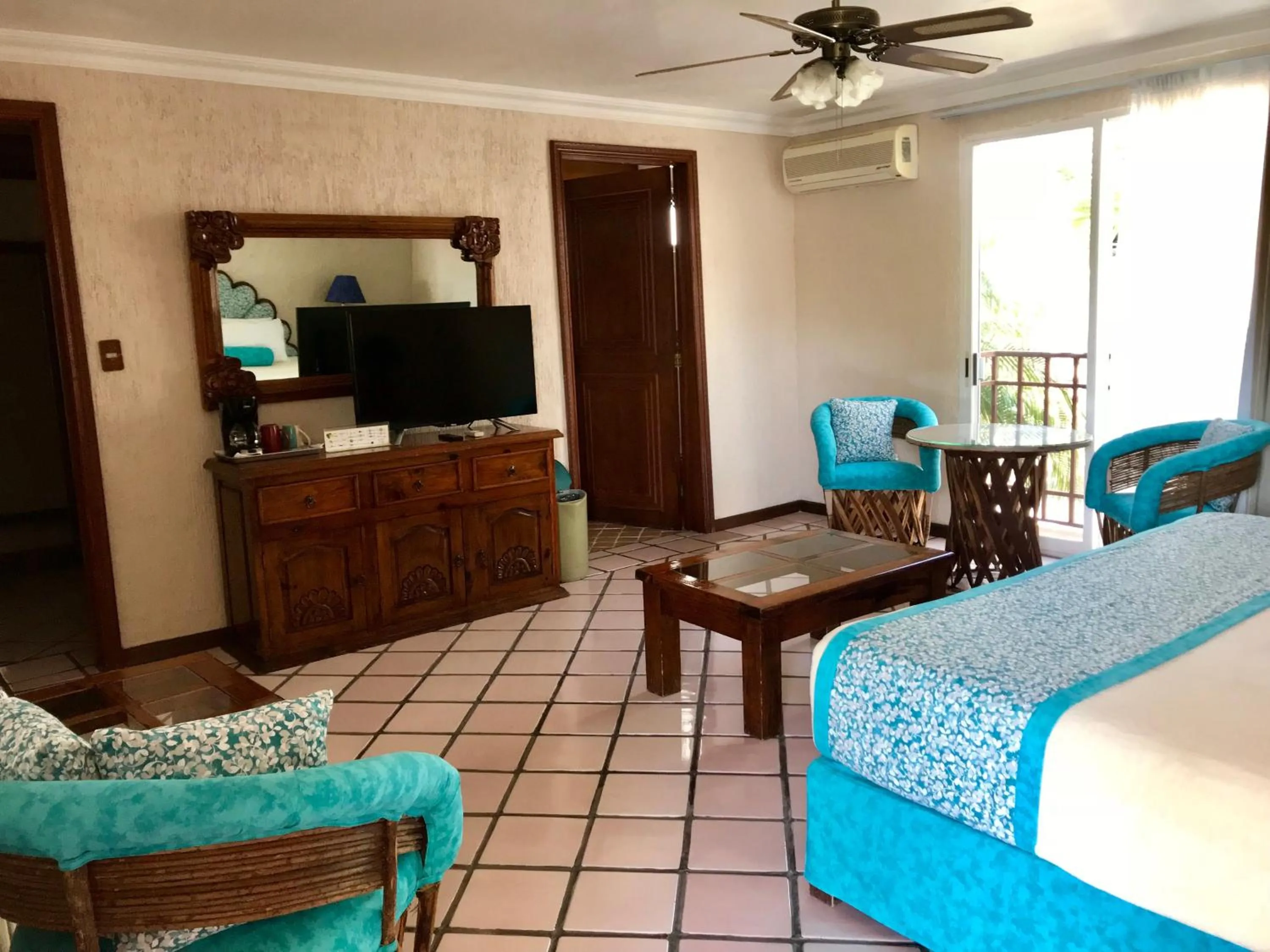 Communal lounge/ TV room in Hotel Posada Quinta Las Flores