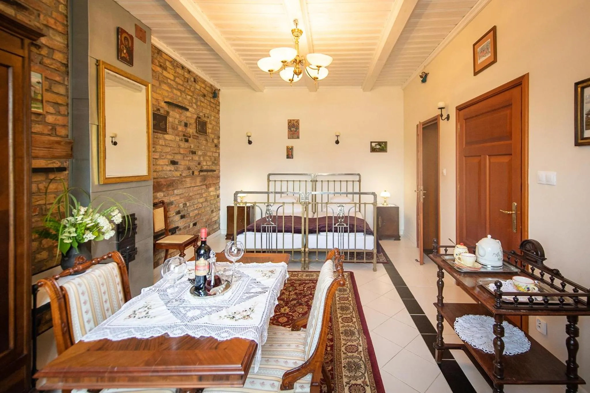 Property building, Bed in Apartamenty Galeria Trunków