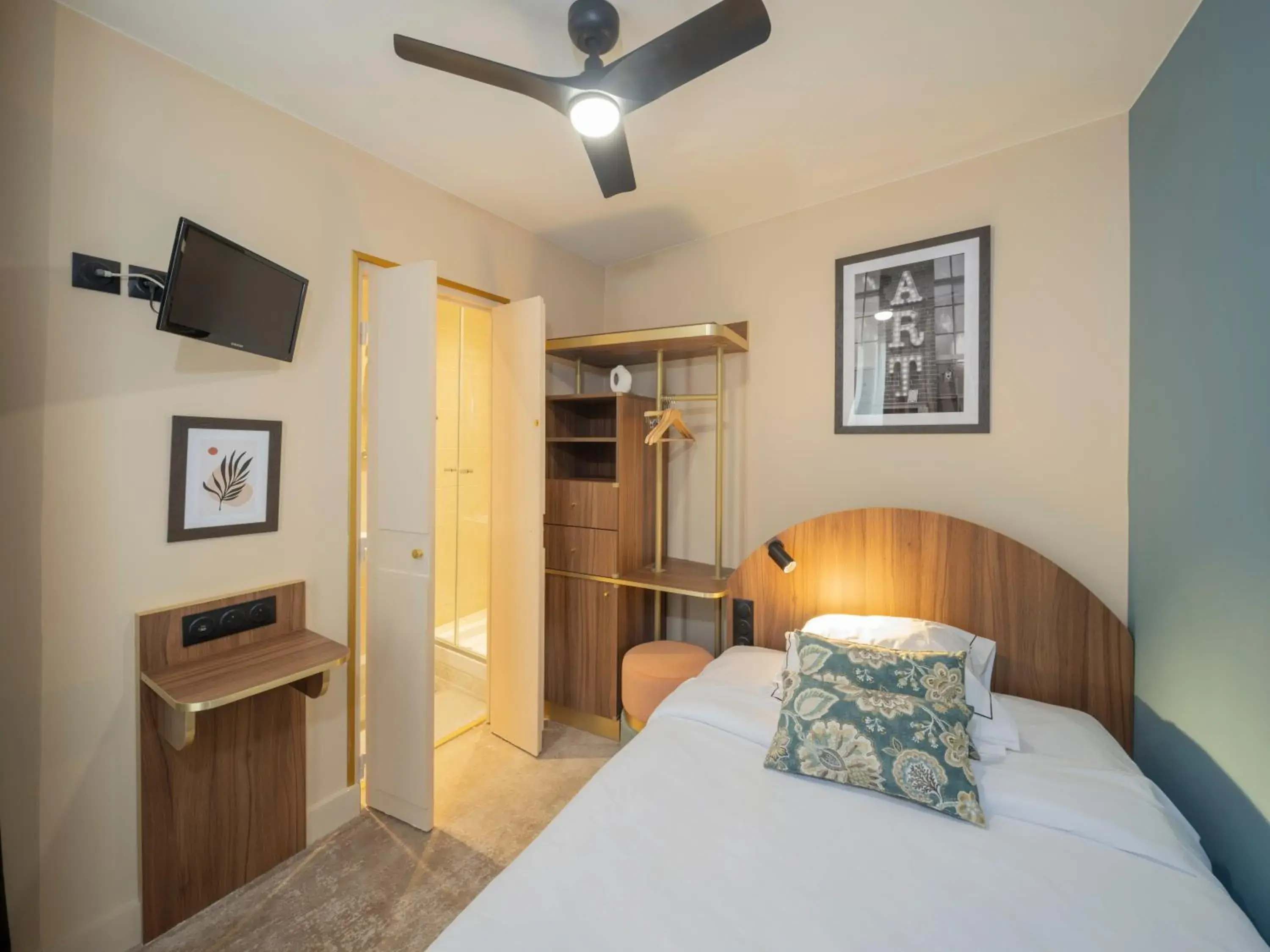 Tiny Single Room (9 m2) in Hotel Boronali - Nouvellement rénové Tiny Single Room (9 m2) in Hotel Boronali - Nouvellement rénové