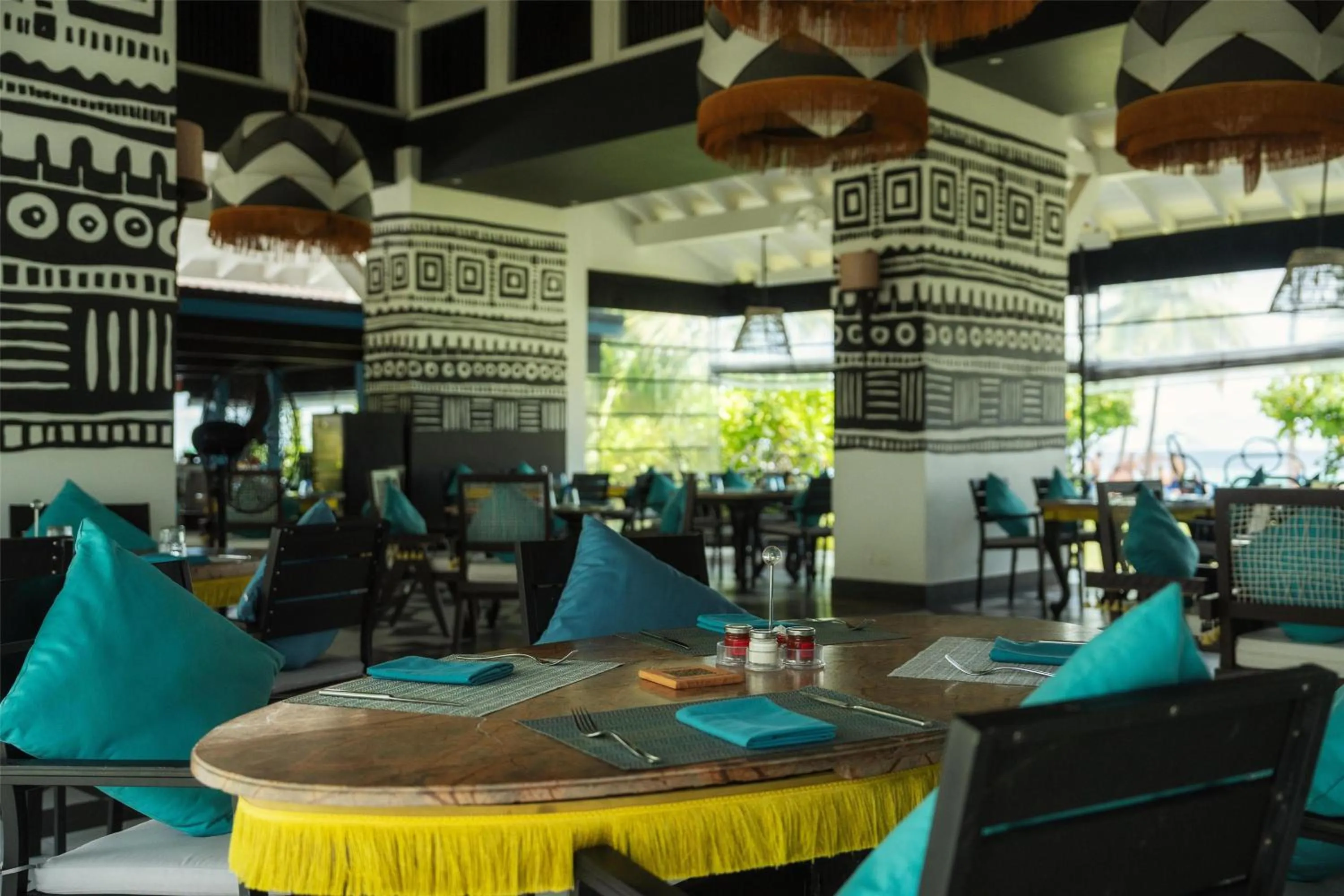 Lounge or bar in SAii Lagoon Maldives, Curio Collection By Hilton