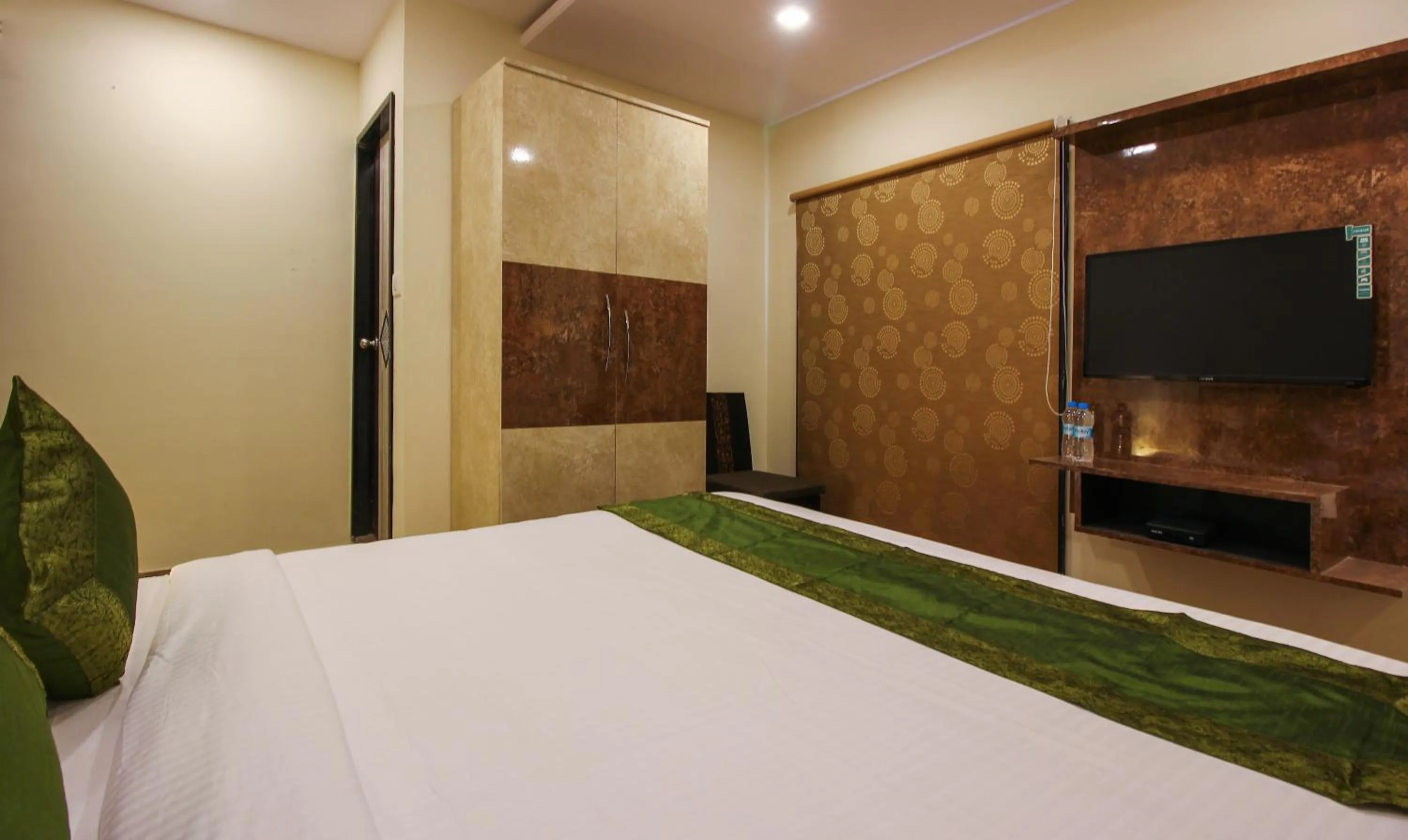 Photo of the whole room, Bed in Treebo Address Inn, Banjara Hills