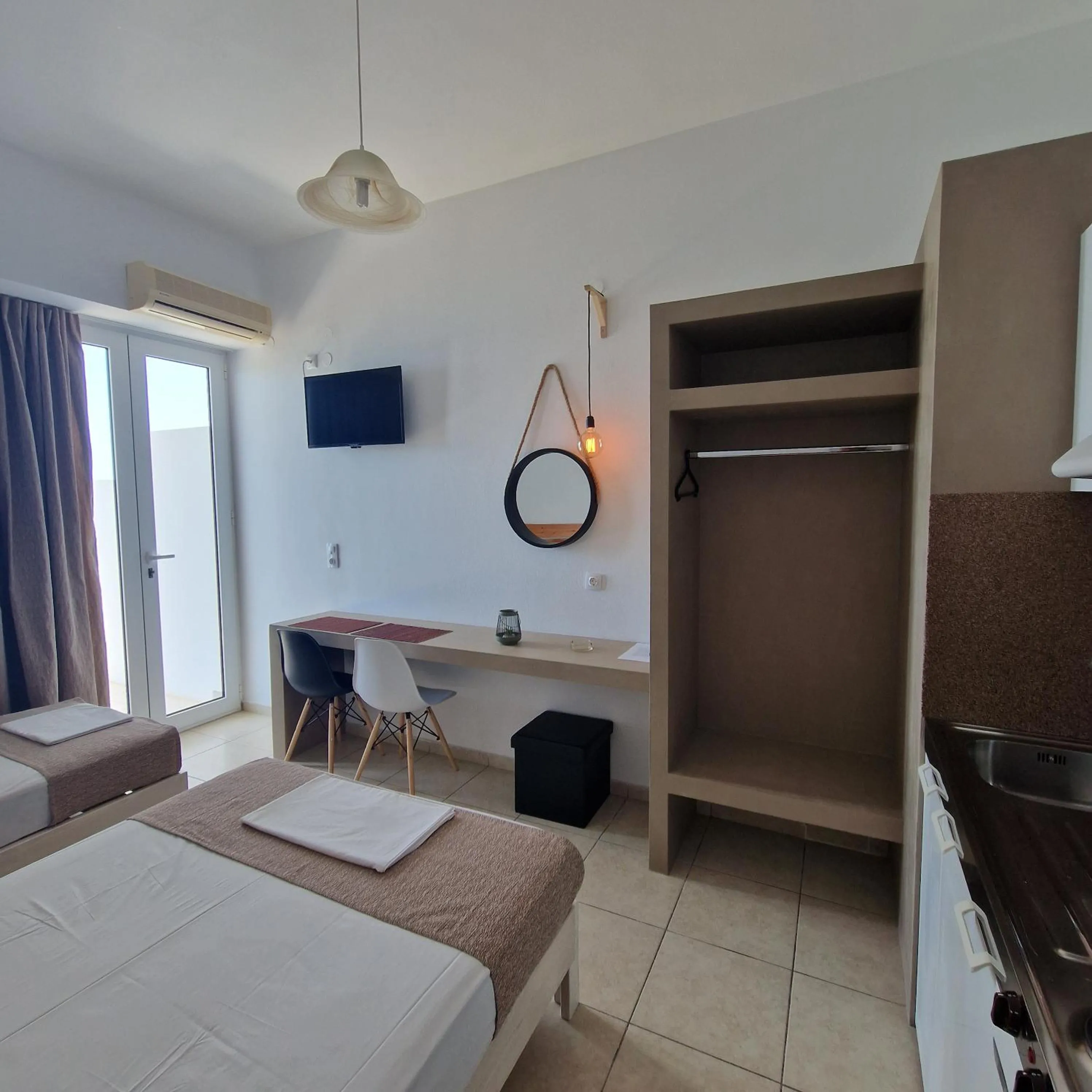 Deluxe Double Room with Balcony and Sea View in Edelweiss Rent Rooms-Rent a Car