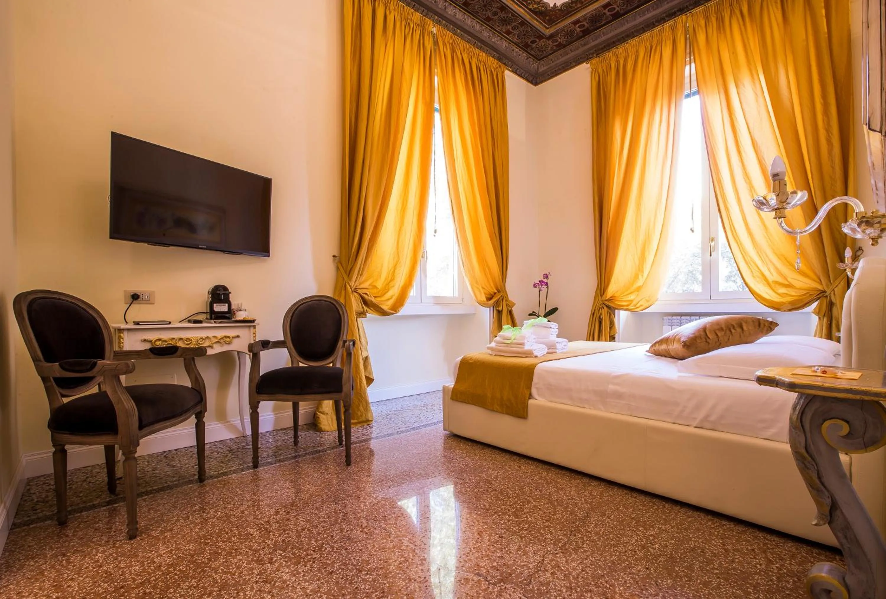 Photo of the whole room, Bed in Trastevere Royal Suite Trilussa