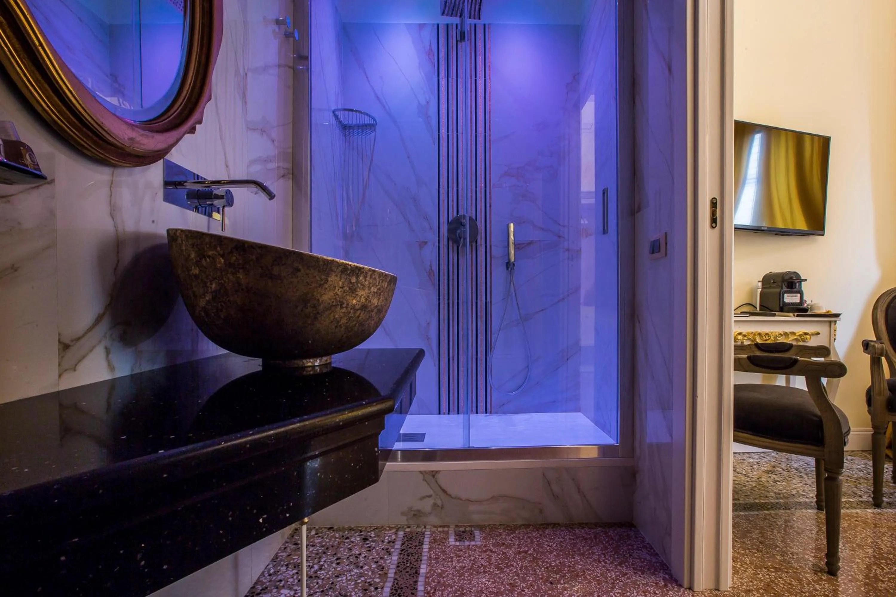 Shower in Trastevere Royal Suite Trilussa