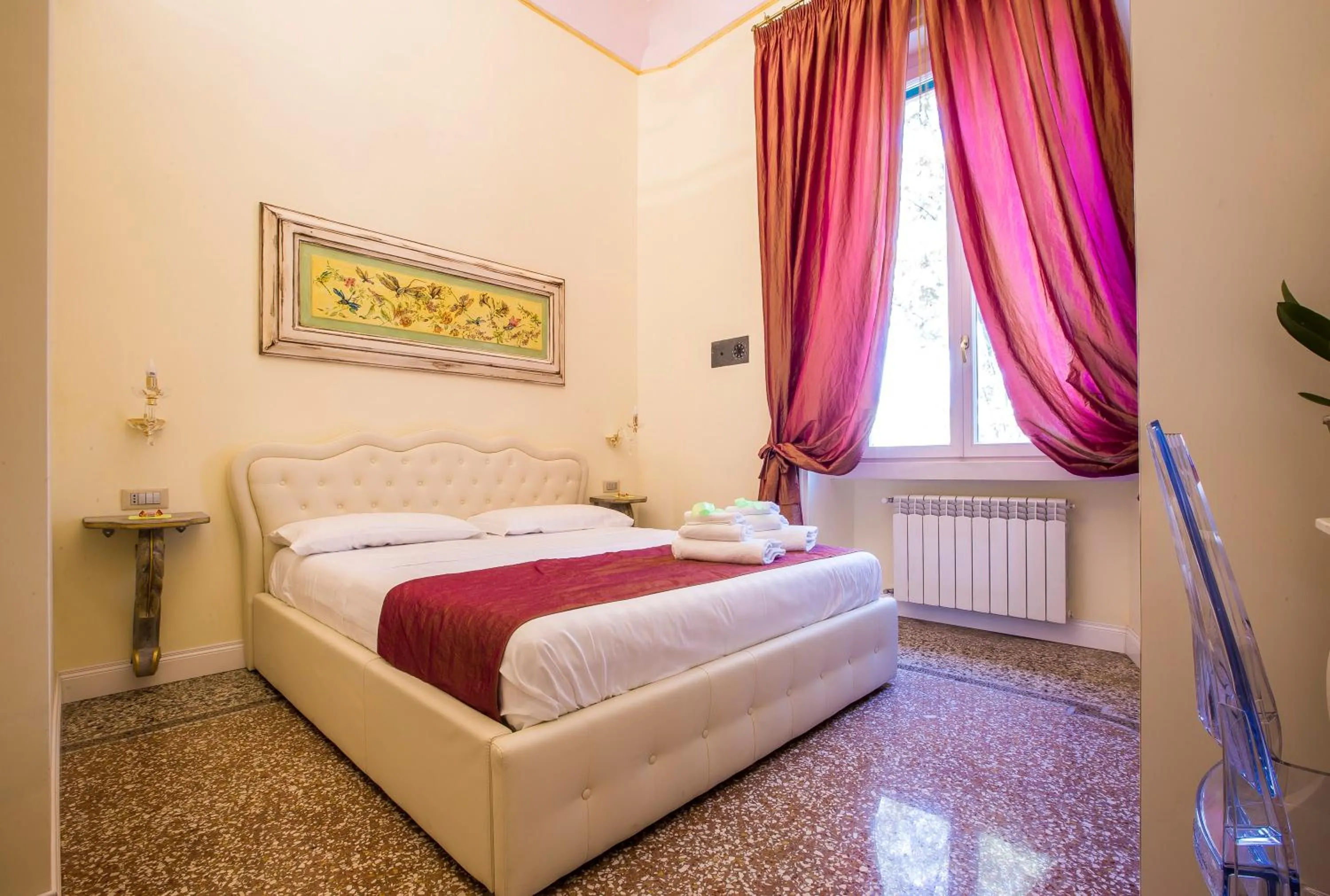 Photo of the whole room, Bed in Trastevere Royal Suite Trilussa