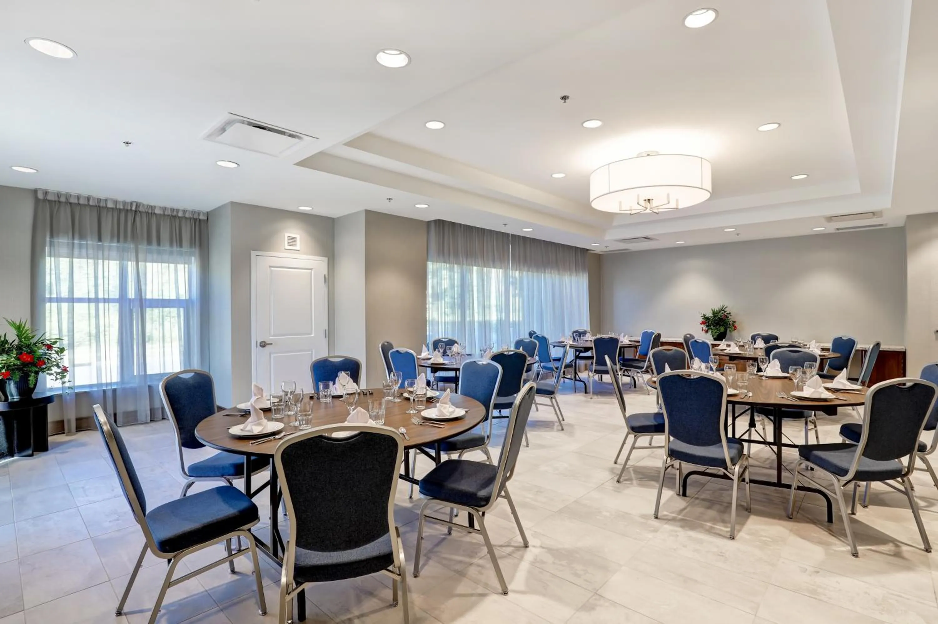 Meeting/conference room, Restaurant/Places to Eat in Residences at Kanata Lakes