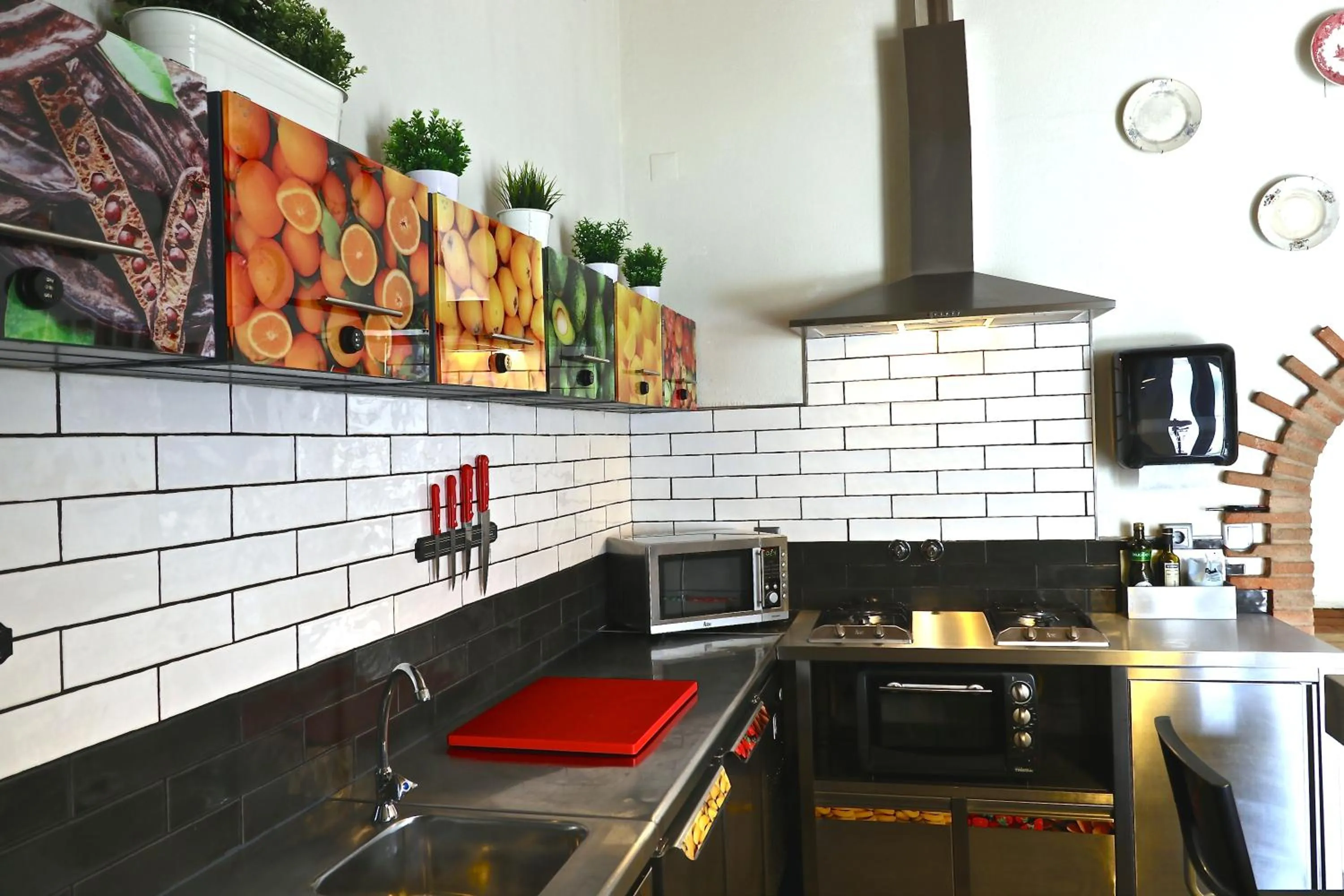 Communal kitchen in Lost & Found - Guesthouse & Suites