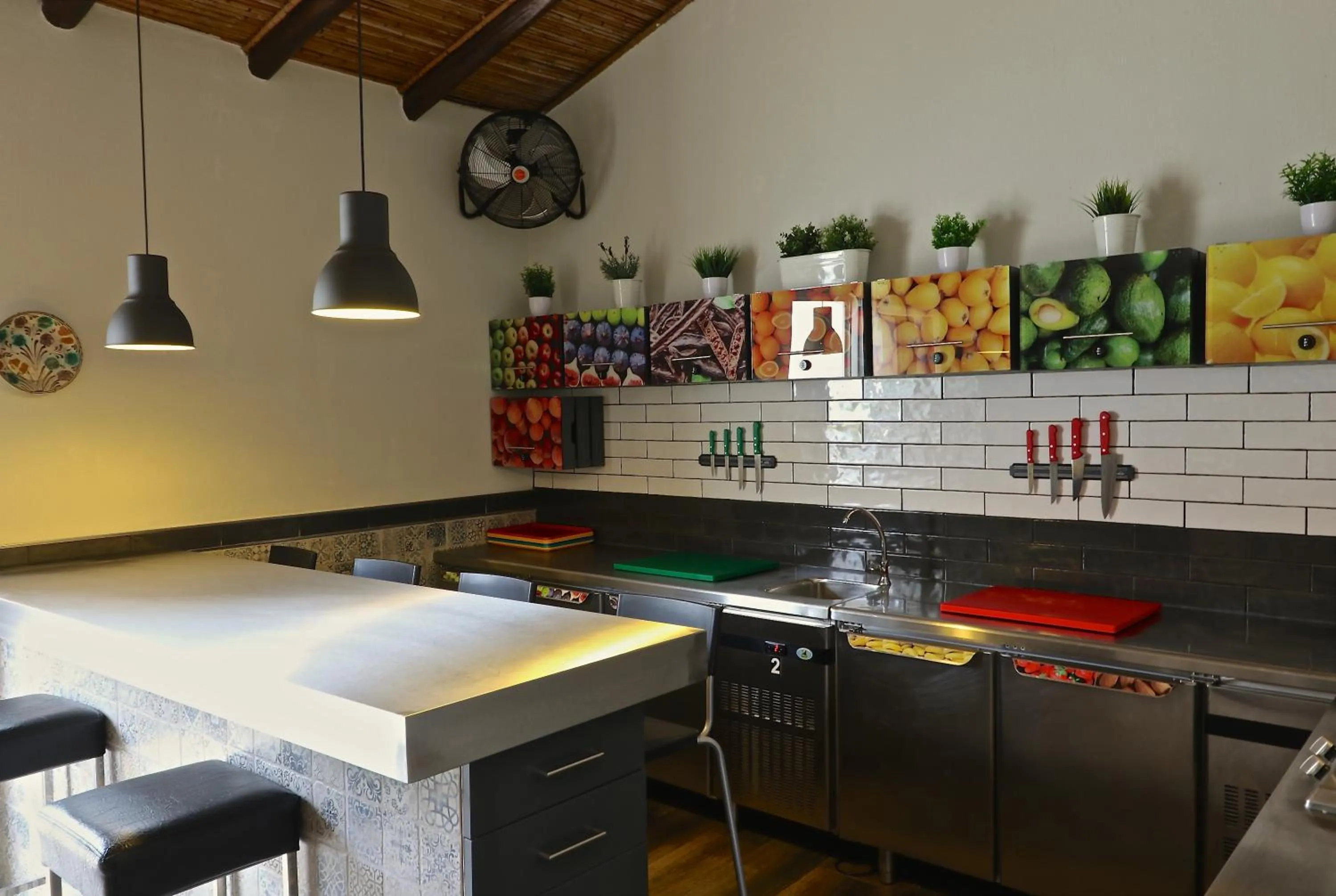 Communal kitchen in Lost & Found - Guesthouse & Suites