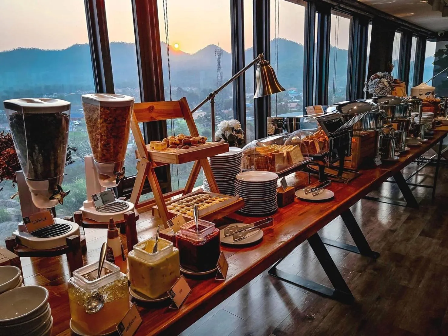 Restaurant/places to eat in The 28th Hotel